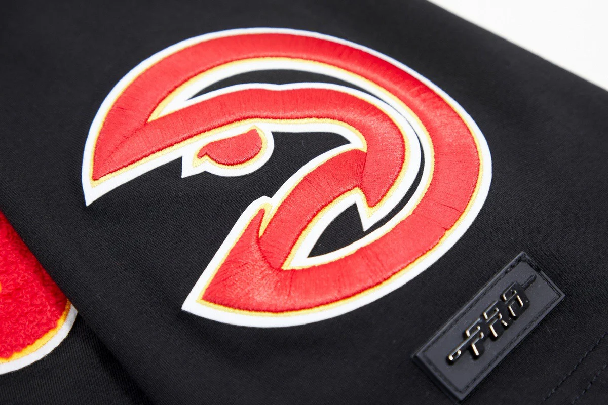 NBA ATLANTA HAWKS CLASSIC CHENILLE MEN'S TEE (BLACK) - Image 7