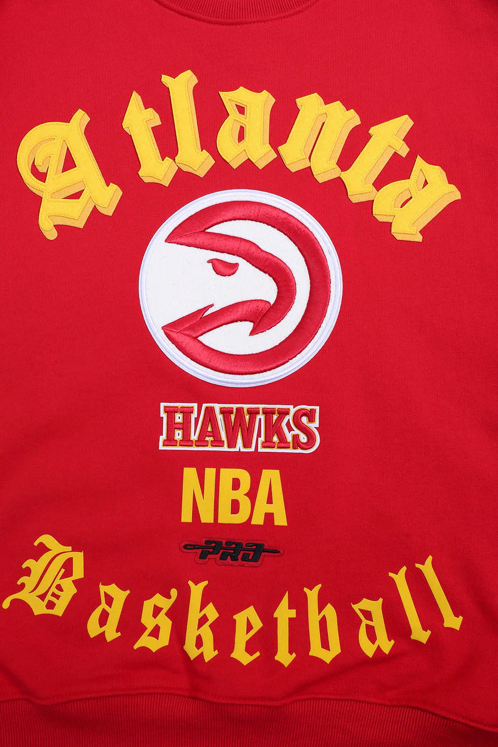 NBA ATLANTA HAWKS OLD ENGLISH MEN'S CREWNECK (RED) - Image 6