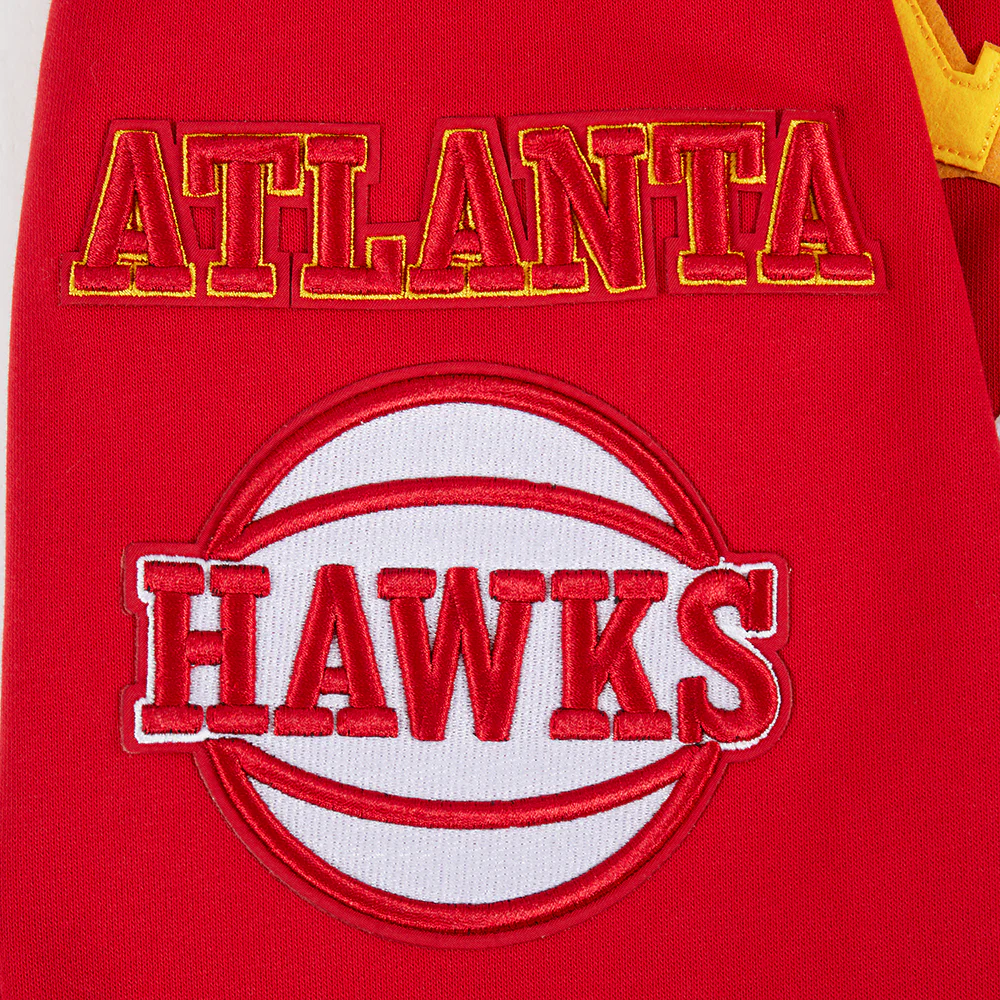NBA ATLANTA HAWKS OLD ENGLISH MEN'S PULLOVER HOODIE (RED) - Image 7