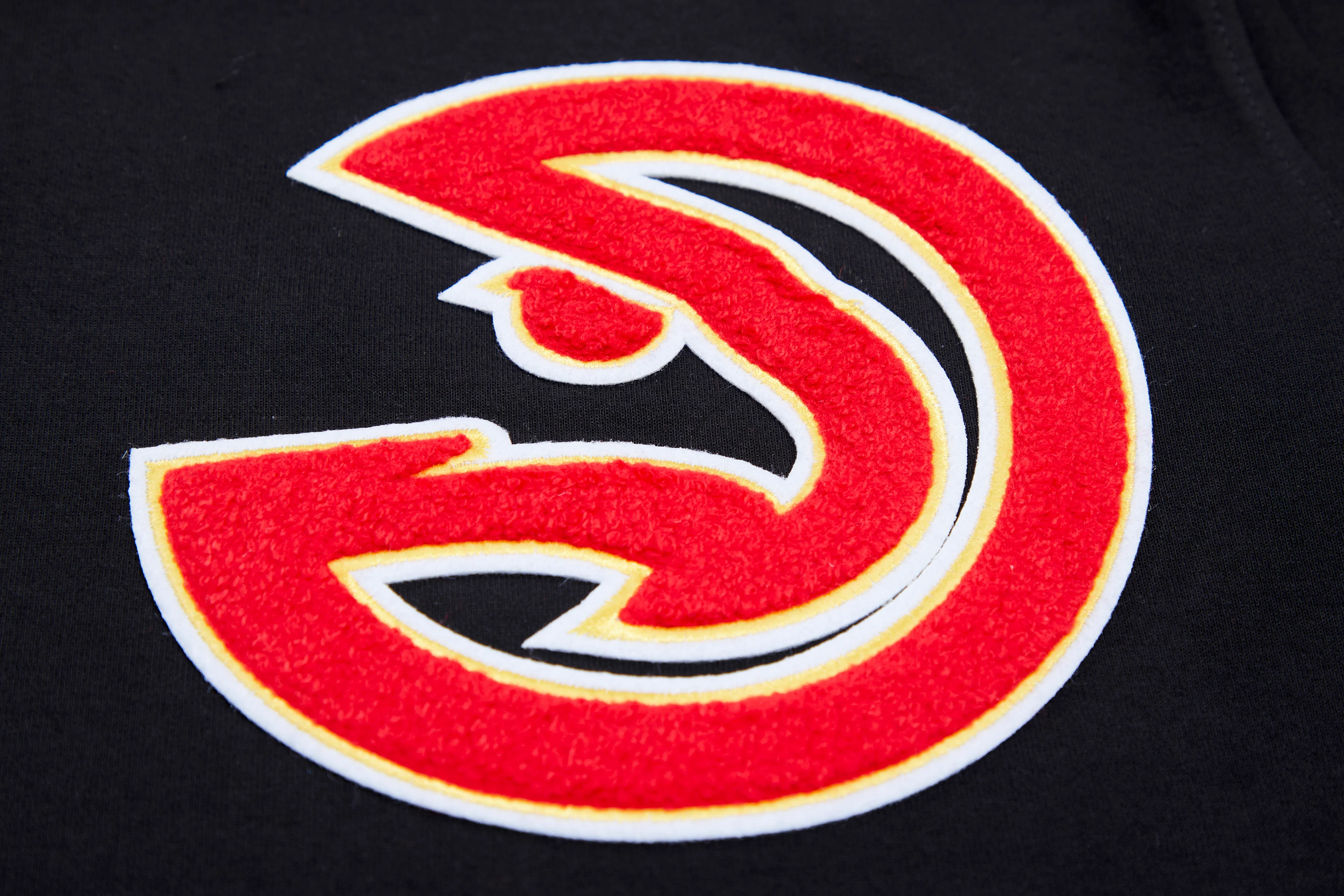 NBA ATLANTA HAWKS CLASSIC CHENILLE MEN'S PULLOVER HOODIE (BLACK) - Image 6