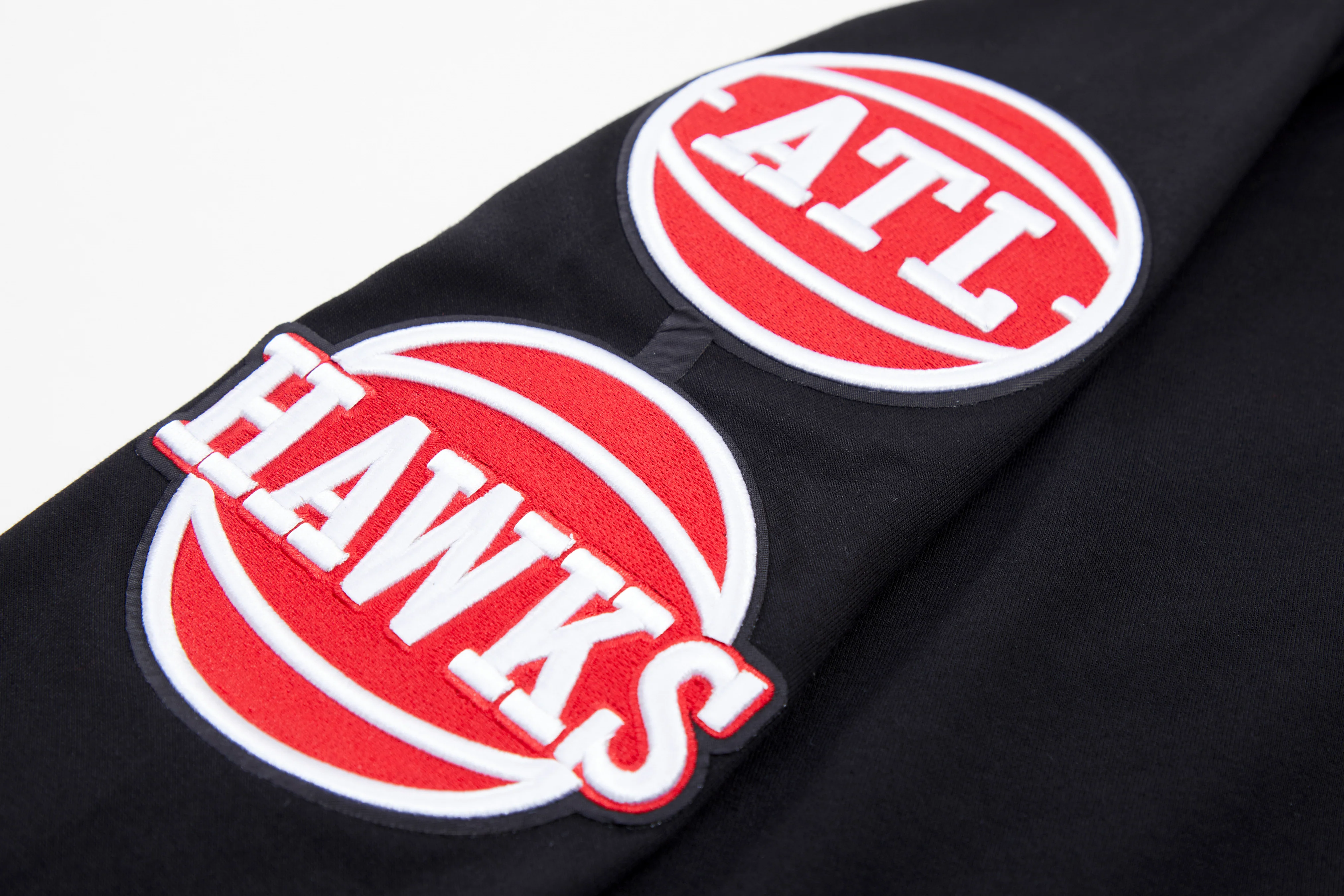 NBA ATLANTA HAWKS CLASSIC CHENILLE MEN'S PULLOVER HOODIE (BLACK) - Image 7