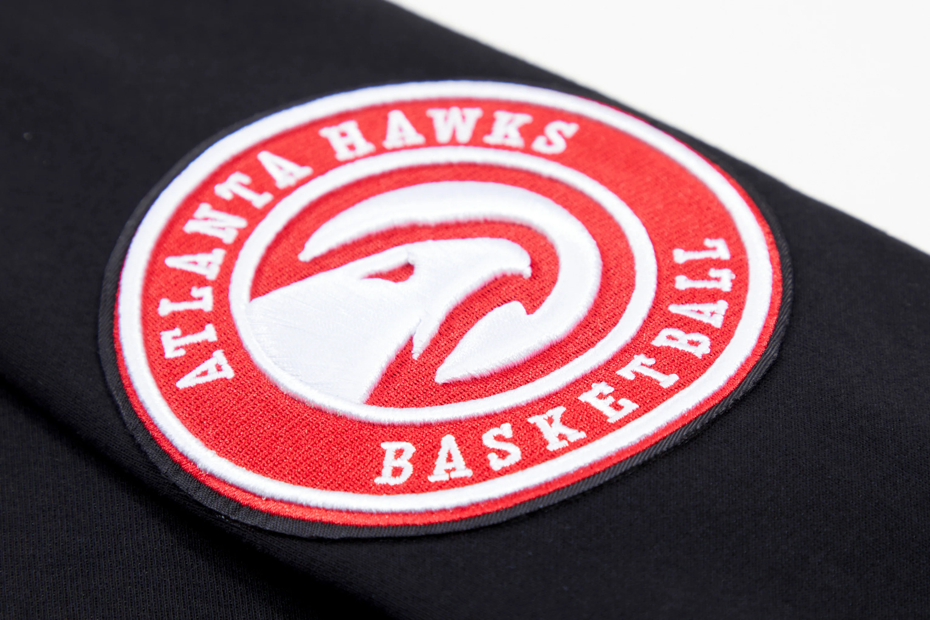 NBA ATLANTA HAWKS CLASSIC CHENILLE MEN'S PULLOVER HOODIE (BLACK) - Image 8