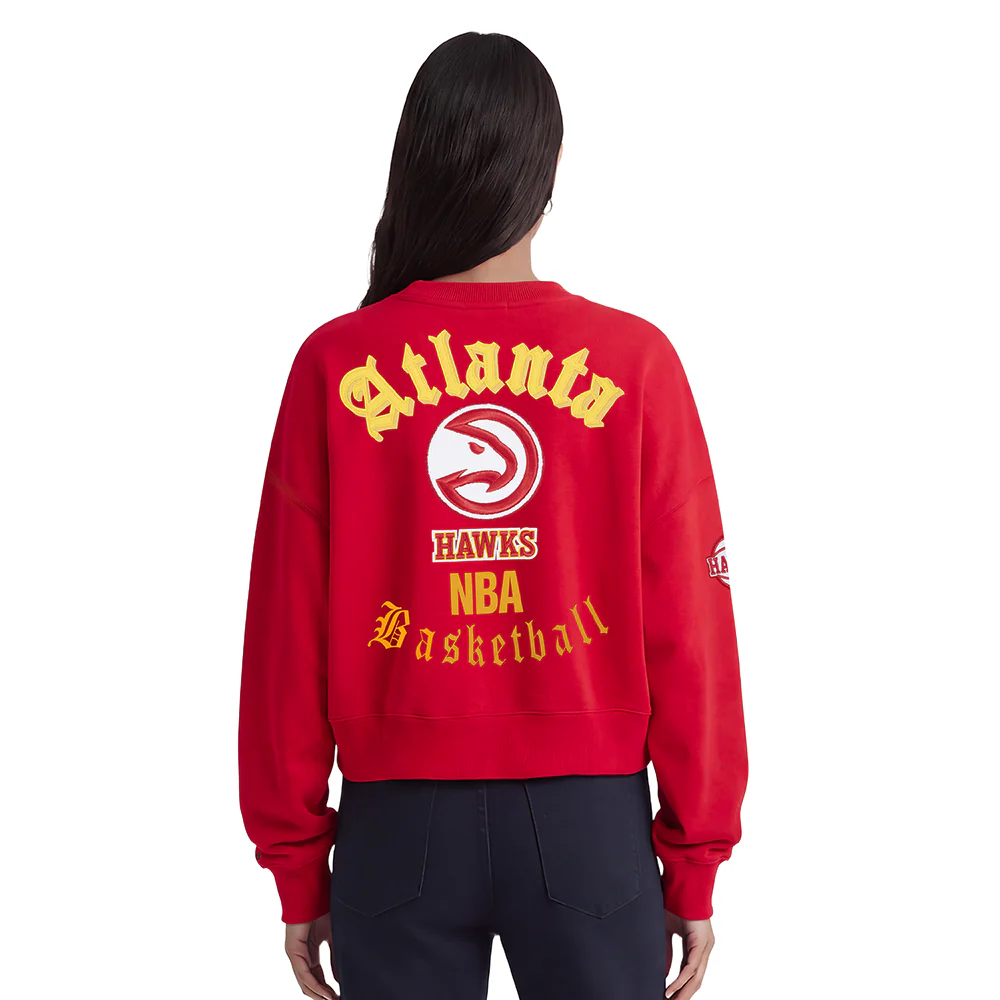 NBA ATLANTA HAWKS OLD ENGLISH WOMEN'S FLC CREWNECK (RED) - Image 2