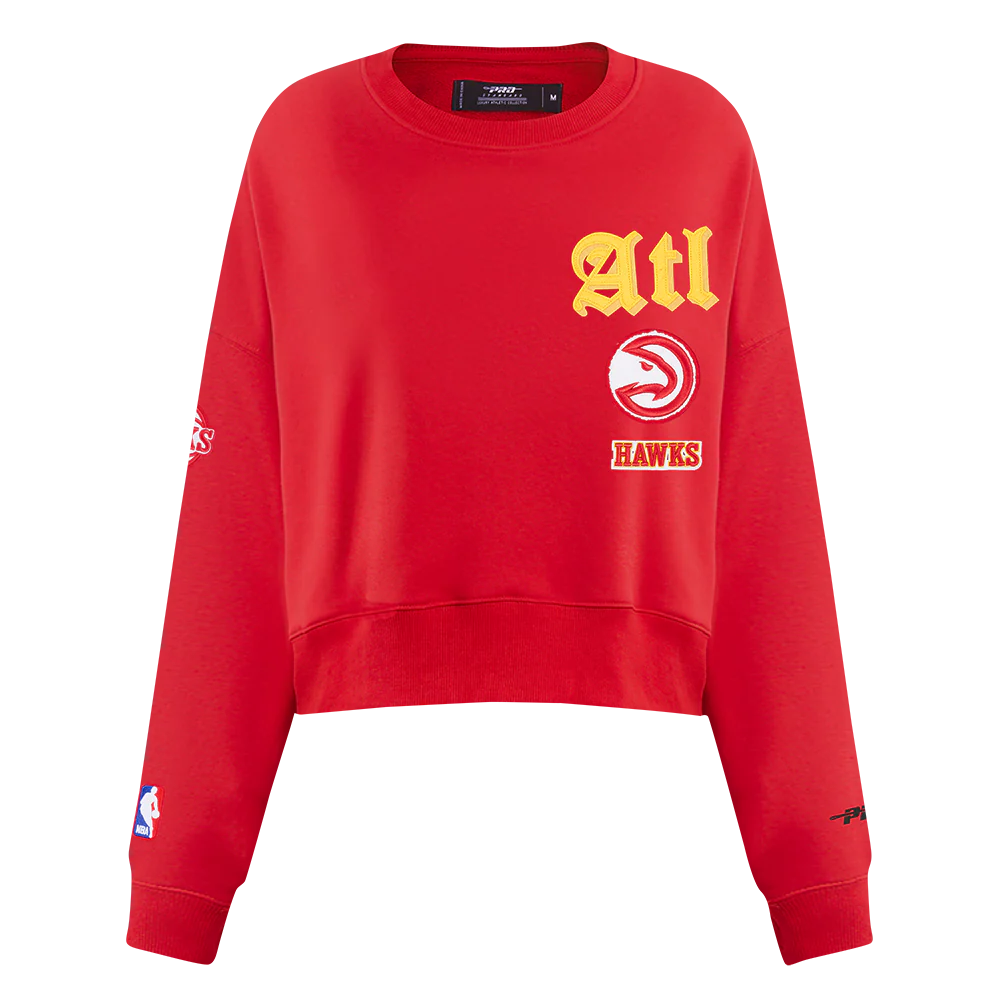 NBA ATLANTA HAWKS OLD ENGLISH WOMEN'S FLC CREWNECK (RED) - Image 3