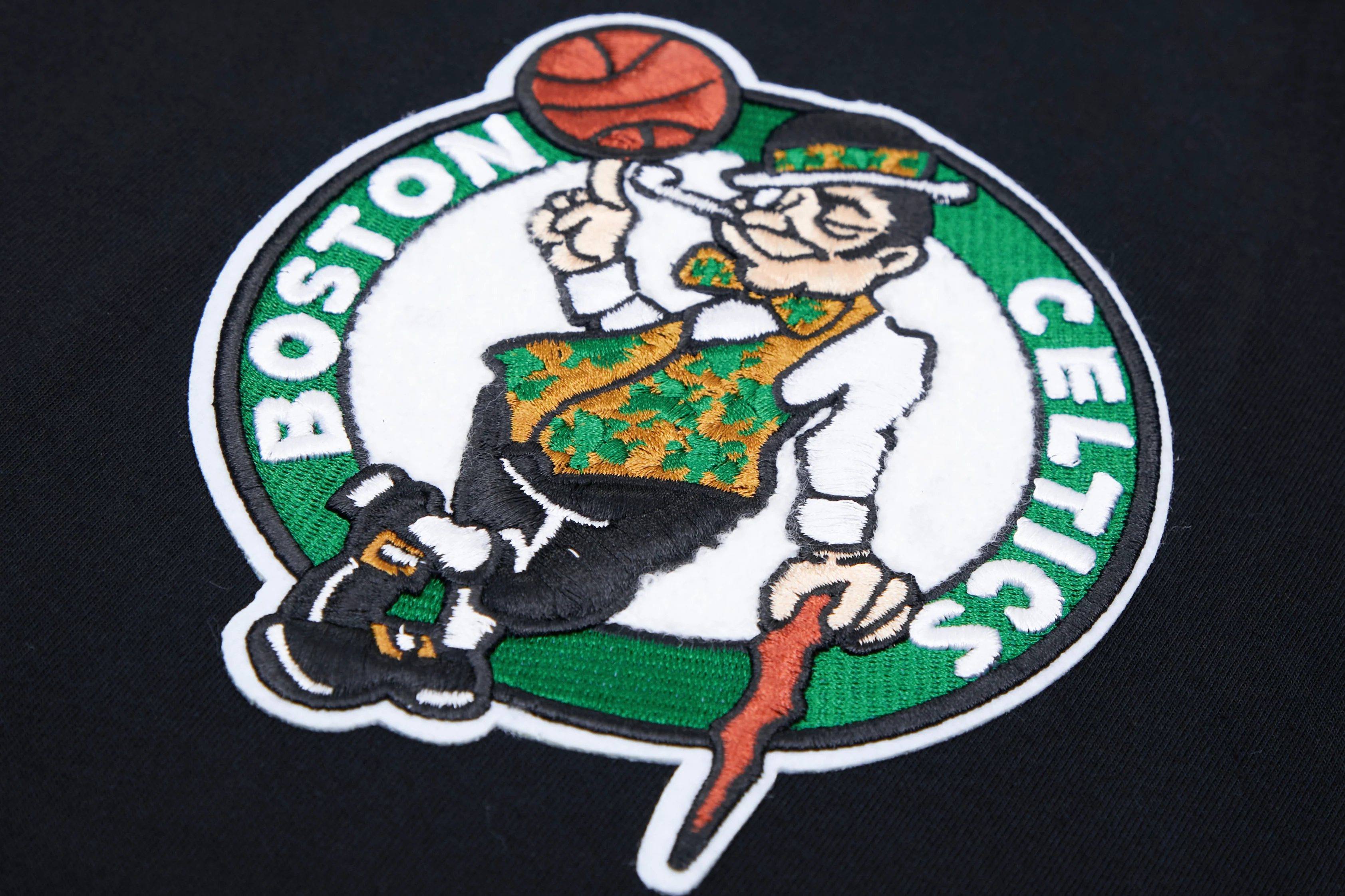 NBA BOSTON CELTICS CLASSIC CHENILLE MEN'S PULLOVER HOODIE (BLACK) - Image 5