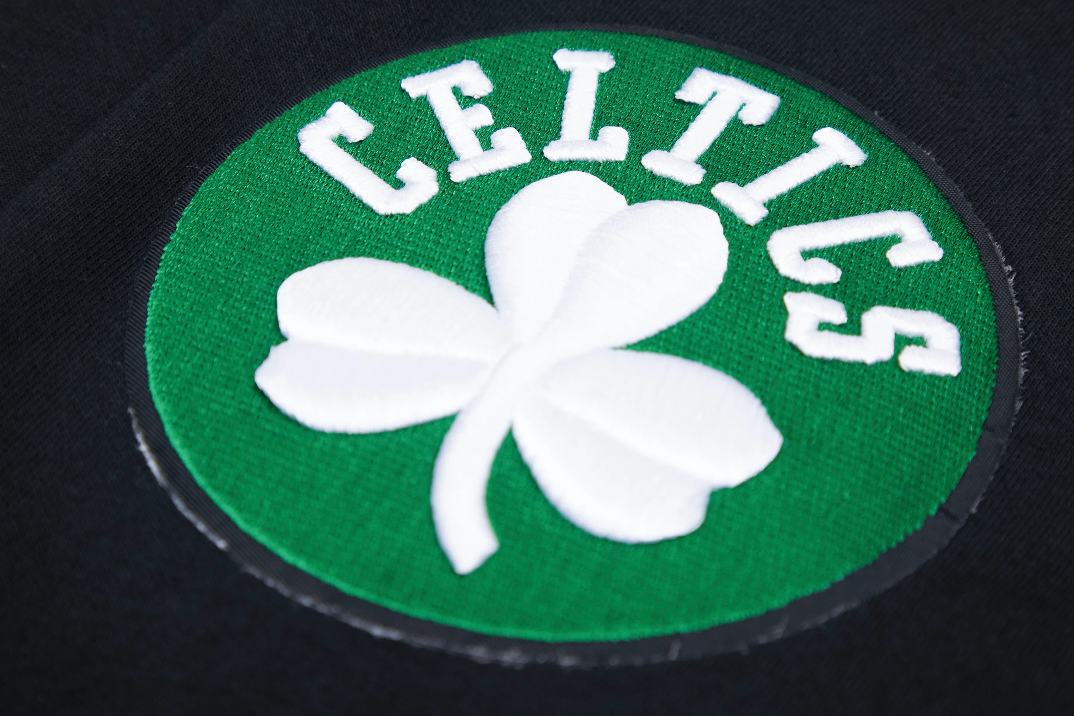 NBA BOSTON CELTICS CLASSIC CHENILLE MEN'S PULLOVER HOODIE (BLACK) - Image 6