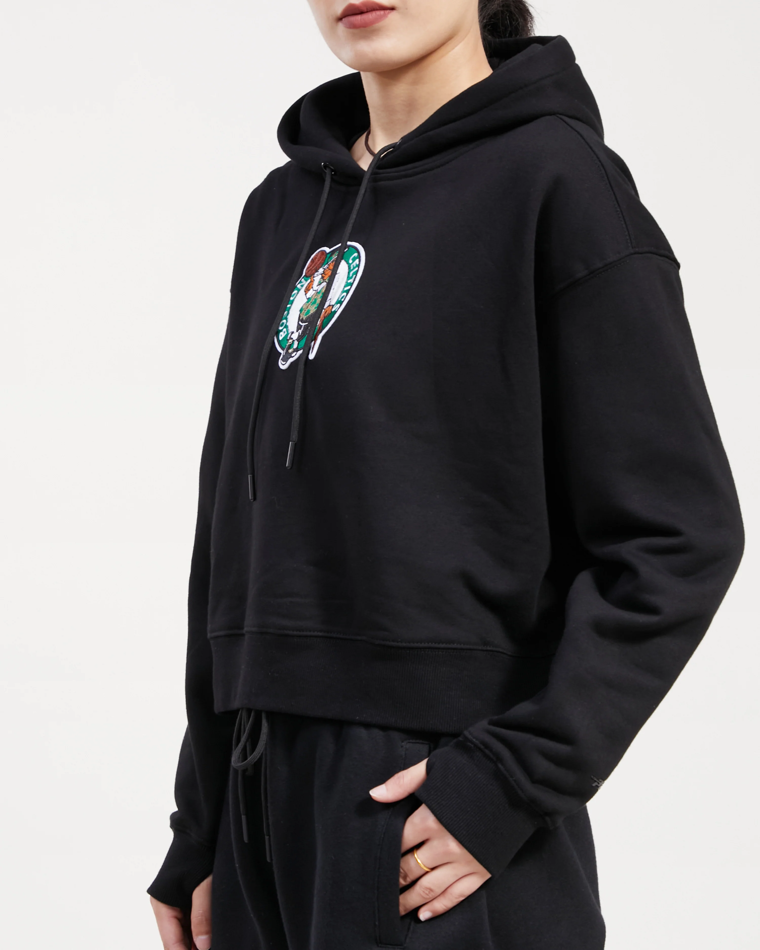 NBA BOSTON CELTICS CLASSIC WOMEN'S CROPPED PULLOVER HOODIE (BLACK) - Image 7