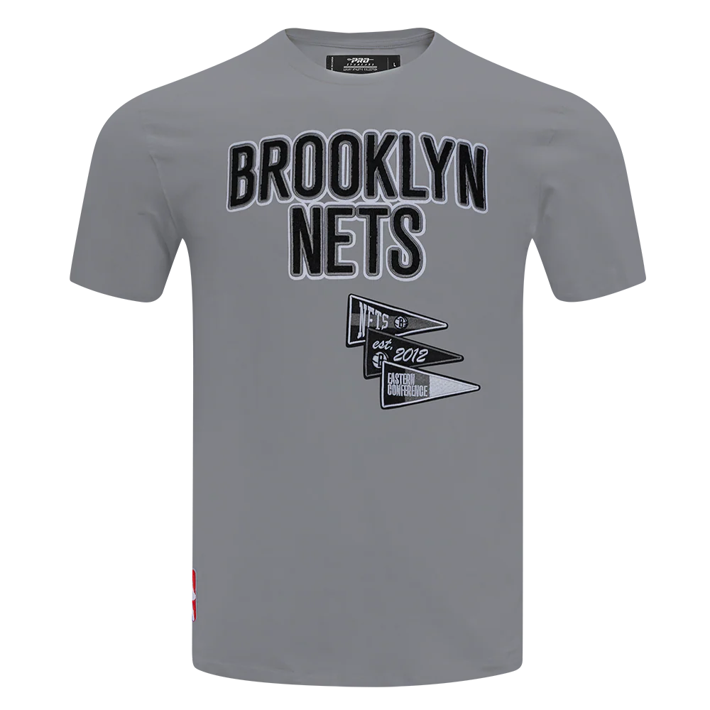 NBA BROOKLYN NETS TEAM PENNANTS MEN'S WORDMARK   TEE (GRAY)