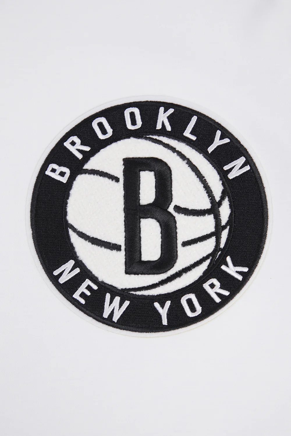 NBA BROOKLYN NETS CLASSIC CHENILLE MEN'S PULLOVER HOODIE (WHITE) - Image 5