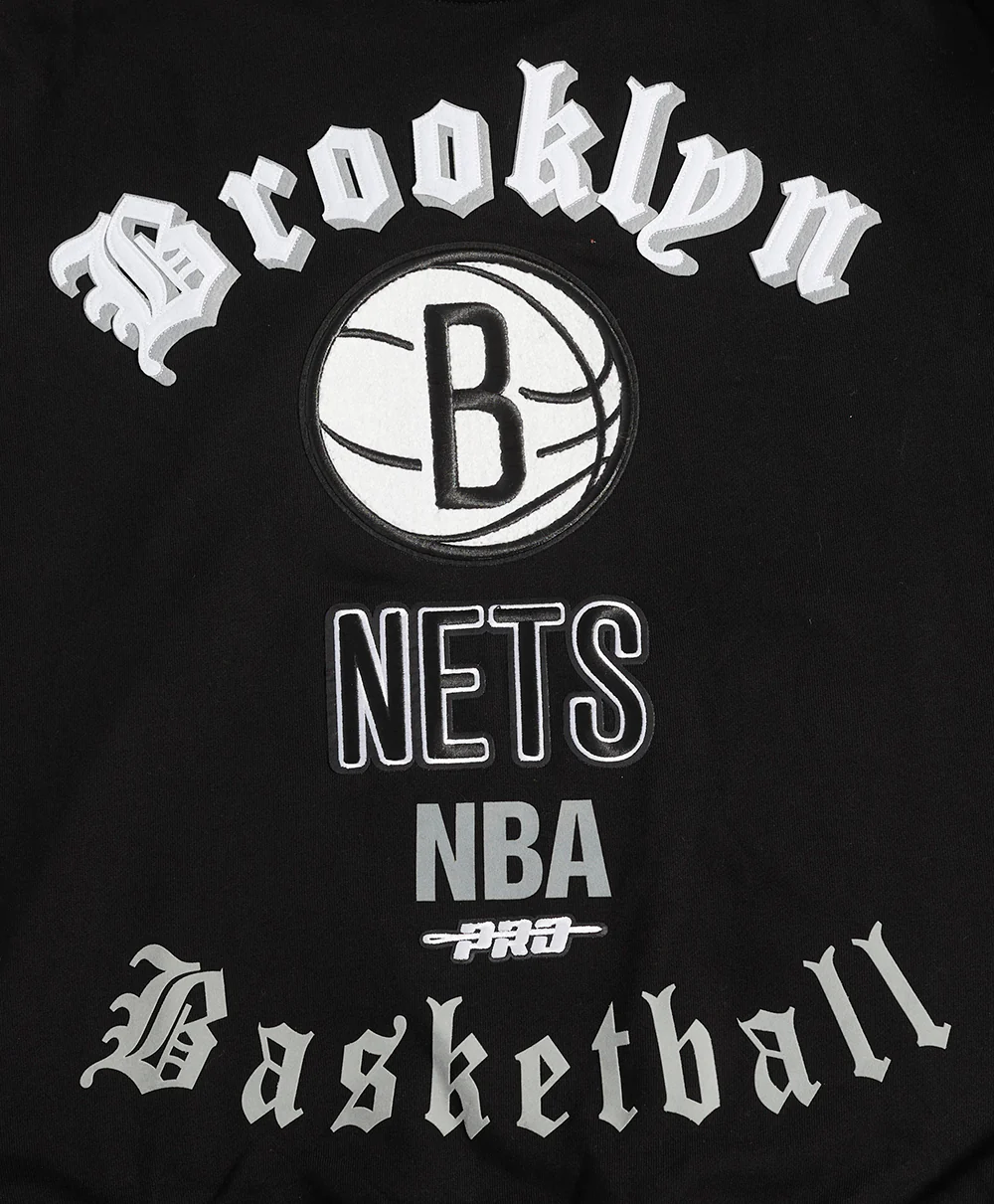 NBA BROOKLYN NETS OLD ENGLISH MEN'S CREWNECK (BLACK) - Image 5