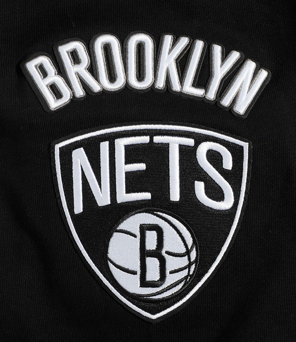 NBA BROOKLYN NETS OLD ENGLISH MEN'S CREWNECK (BLACK) - Image 7