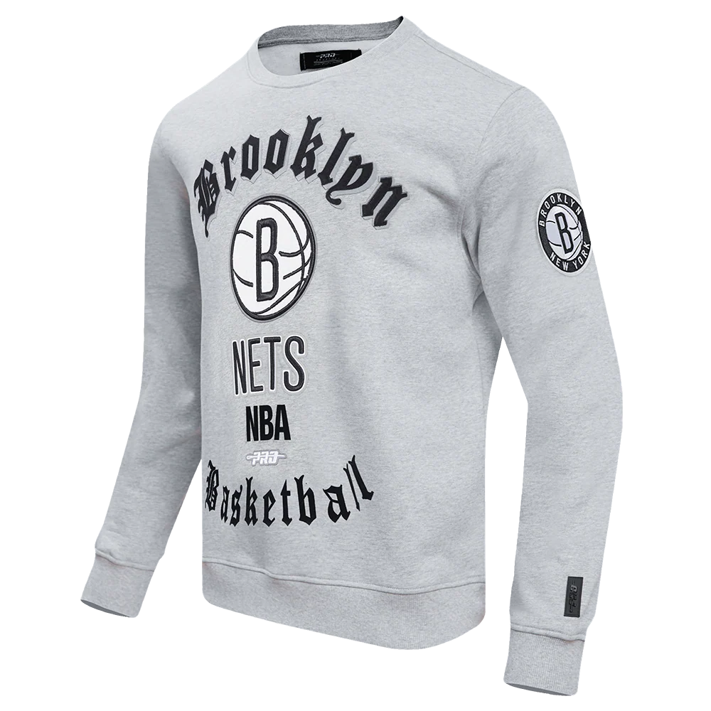 NBA BROOKLYN NETS OLD ENGLISH MEN'S CREWNECK (HEATHER GREY) - Image 2