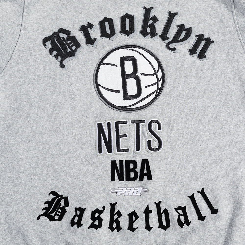 NBA BROOKLYN NETS OLD ENGLISH MEN'S CREWNECK (HEATHER GREY) - Image 5