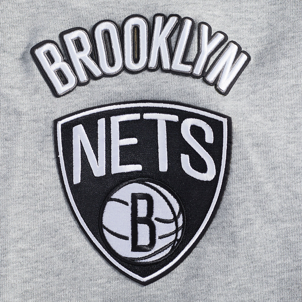 NBA BROOKLYN NETS OLD ENGLISH MEN'S CREWNECK (HEATHER GREY) - Image 6