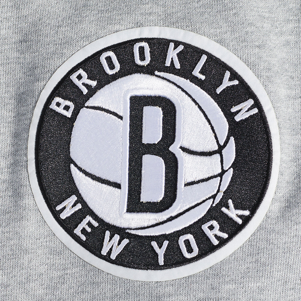 NBA BROOKLYN NETS OLD ENGLISH MEN'S CREWNECK (HEATHER GREY) - Image 7