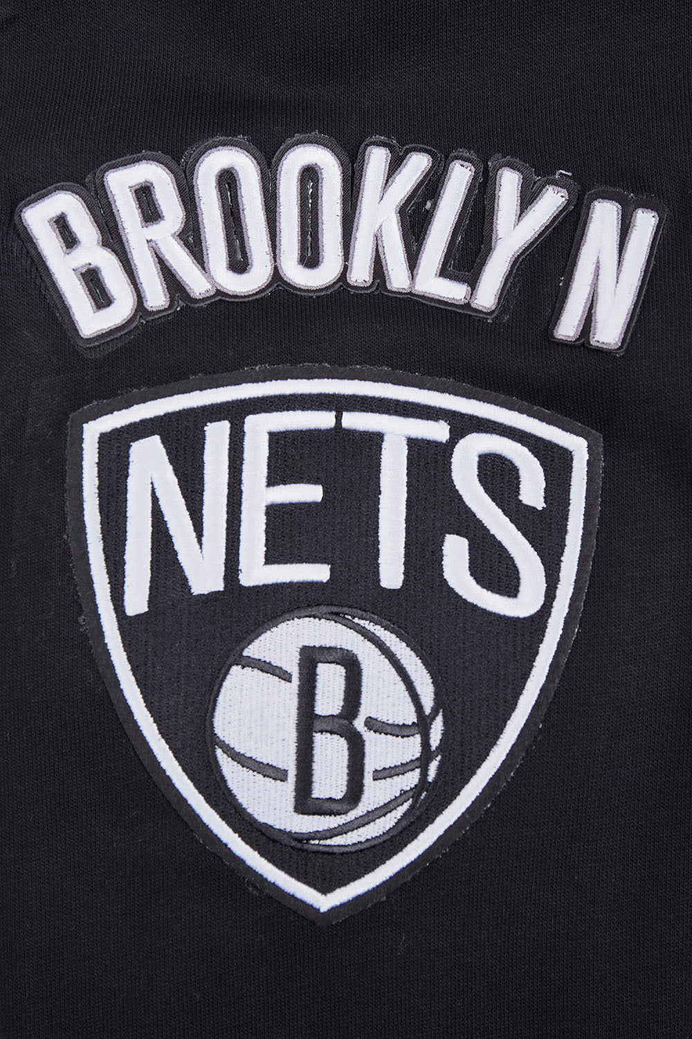 NBA BROOKLYN NETS OLD ENGLISH MEN'S PULLOVER HOODIE (BLACK) - Image 8