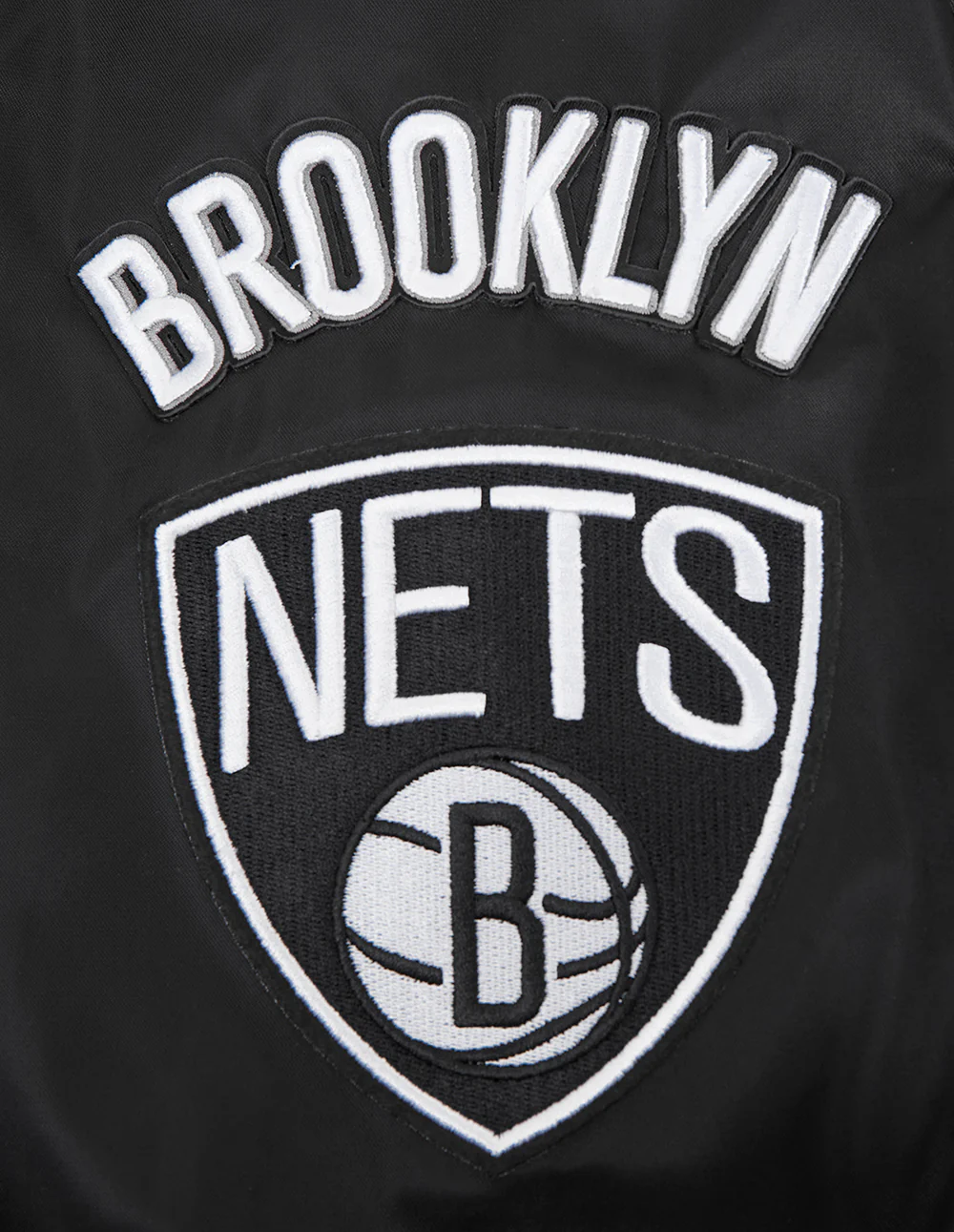 NBA BROOKLYN NETS OLD ENGLISH MEN'S RIB SATIN JACKET (BLACK/GRAY) - Image 7