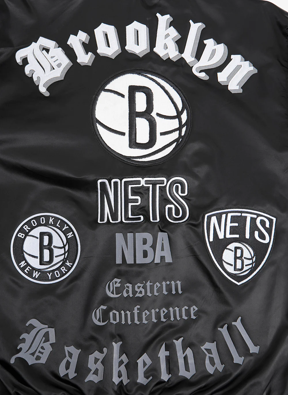 NBA BROOKLYN NETS OLD ENGLISH MEN'S RIB SATIN JACKET (BLACK/GRAY) - Image 9