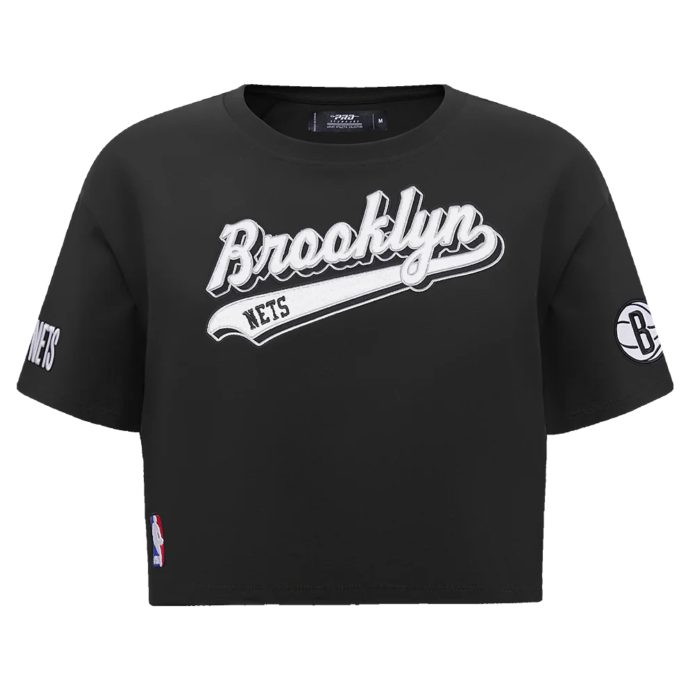 NBA BROOKLYN NETS SCRIPT TAIL WOMEN'S SINGLE JERSEY BOXY TEE (BLACK)