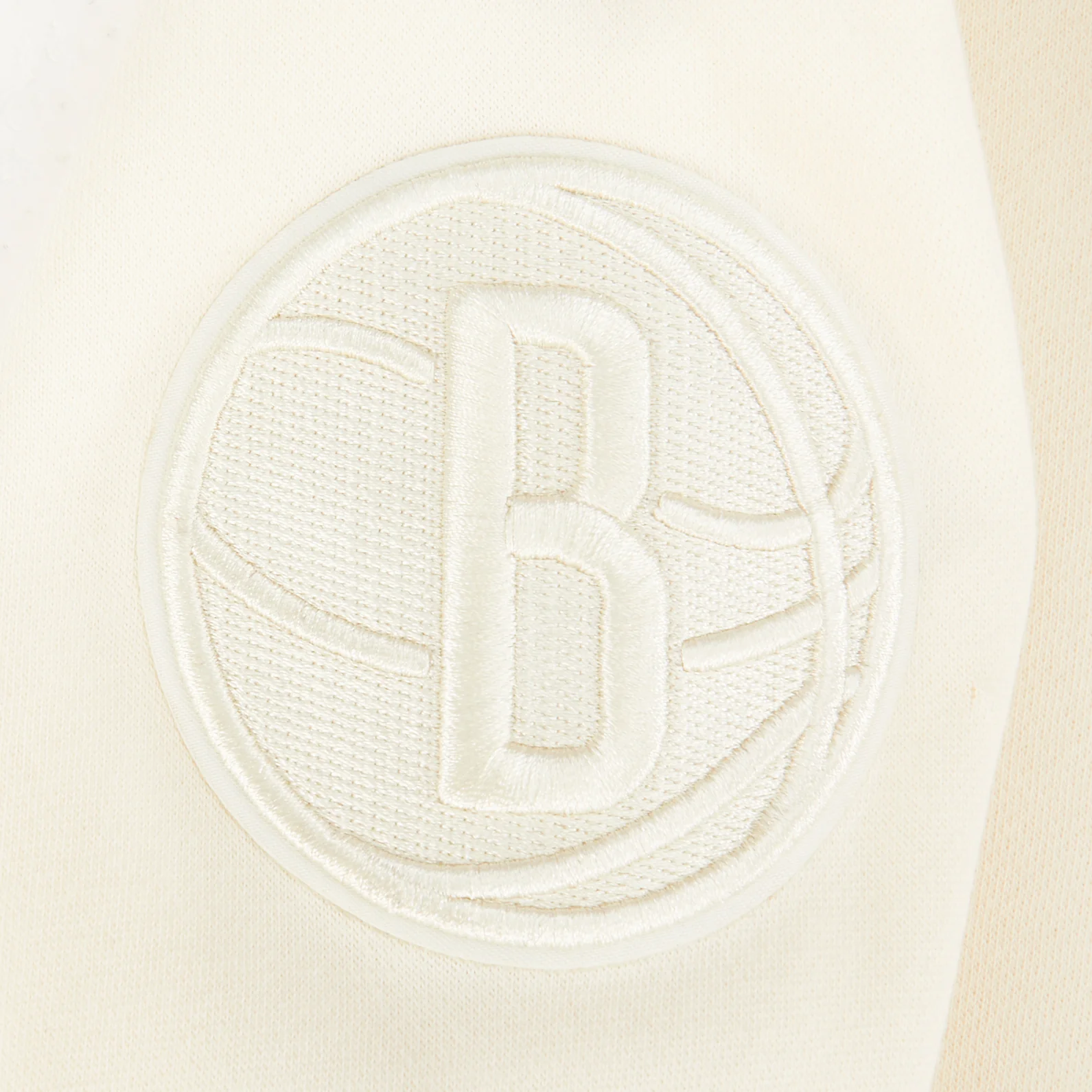 NBA BROOKLYN NETS NEUTRAL BIG BOYS FLEECE PULLOVER HOODIE (EGGSHELL) - Image 6