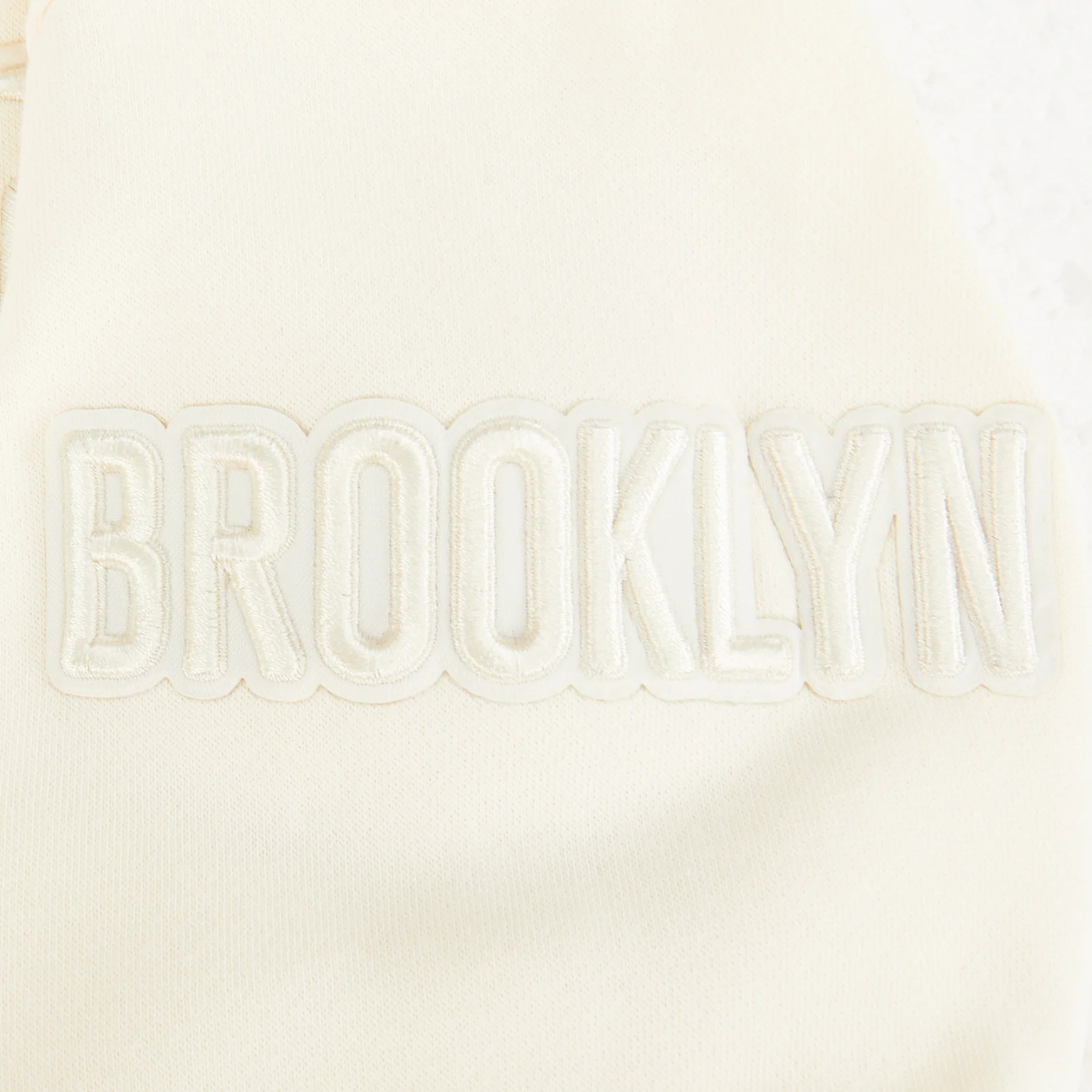 NBA BROOKLYN NETS NEUTRAL BIG BOYS FLEECE PULLOVER HOODIE (EGGSHELL) - Image 7