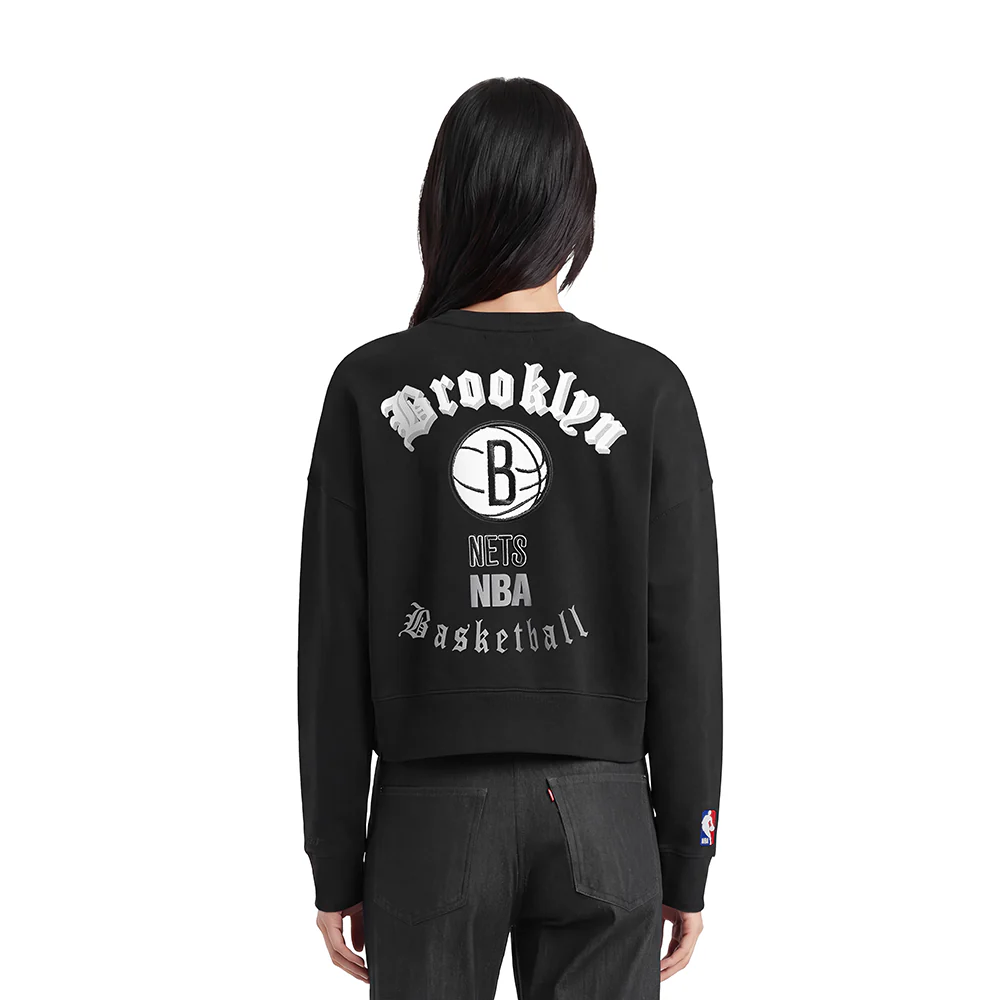 NBA BROOKLYN NETS OLD ENGLISH WOMEN'S FLC CREWNECK (BLACK) - Image 2