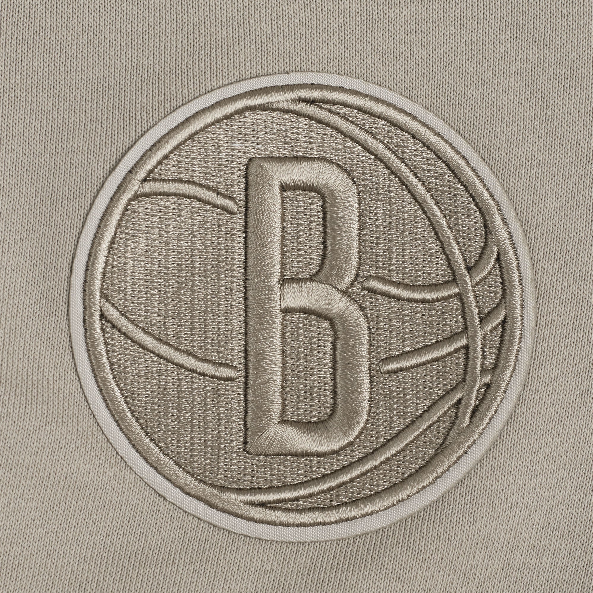 NBA BROOKLYN NETS WINGSPAN WOMEN'S FLEECE CREWNECK (TAUPE) - Image 10
