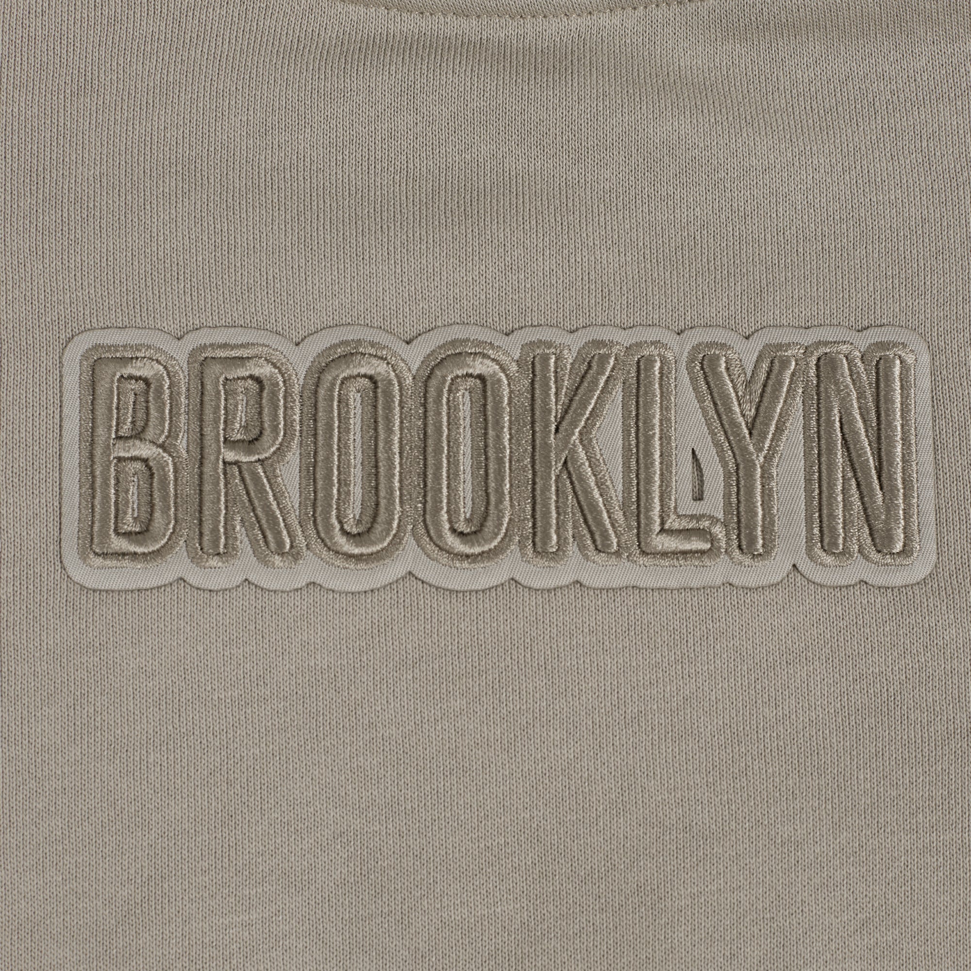 NBA BROOKLYN NETS WINGSPAN WOMEN'S FLEECE CREWNECK (TAUPE) - Image 11