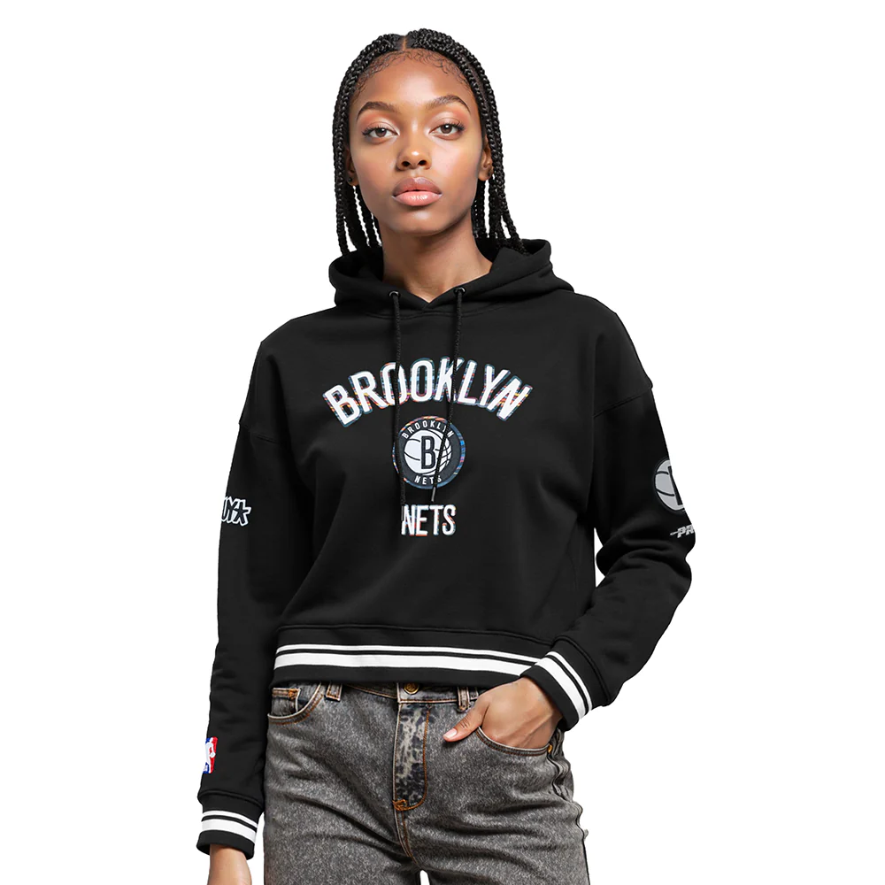 NBA BROOKLYN NETS CITY EDITION 25-26 WOMEN'S RIB FLC CROPPED PO HOODIE (BLACK)