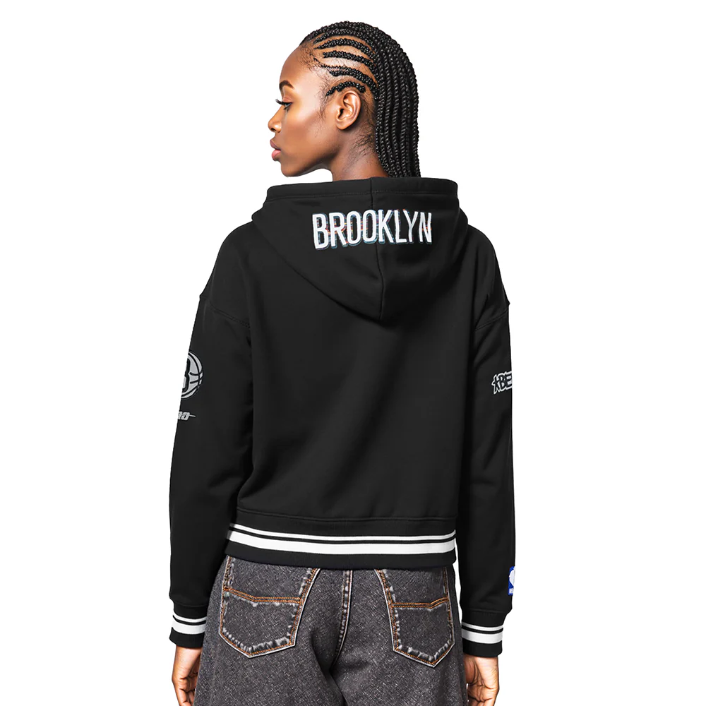 NBA BROOKLYN NETS CITY EDITION 25-26 WOMEN'S RIB FLC CROPPED PO HOODIE (BLACK) - Image 2