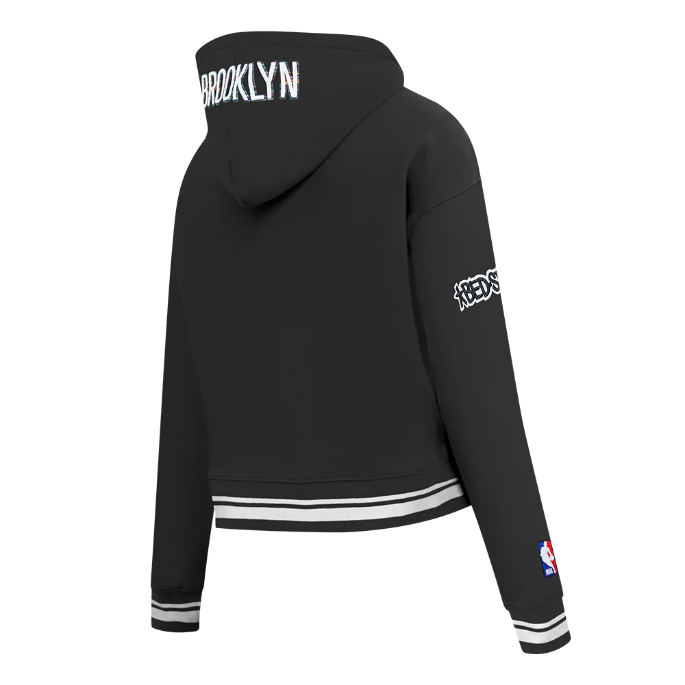 NBA BROOKLYN NETS CITY EDITION 25-26 WOMEN'S RIB FLC CROPPED PO HOODIE (BLACK) - Image 4