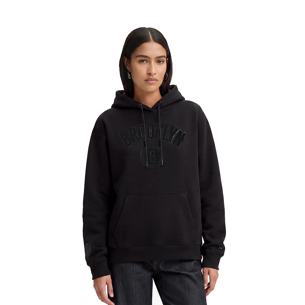 NBA BROOKLYN NETS TRIPLE BLACK WOMEN'S PULLOVER HOODIE (TRIPLE BLACK)