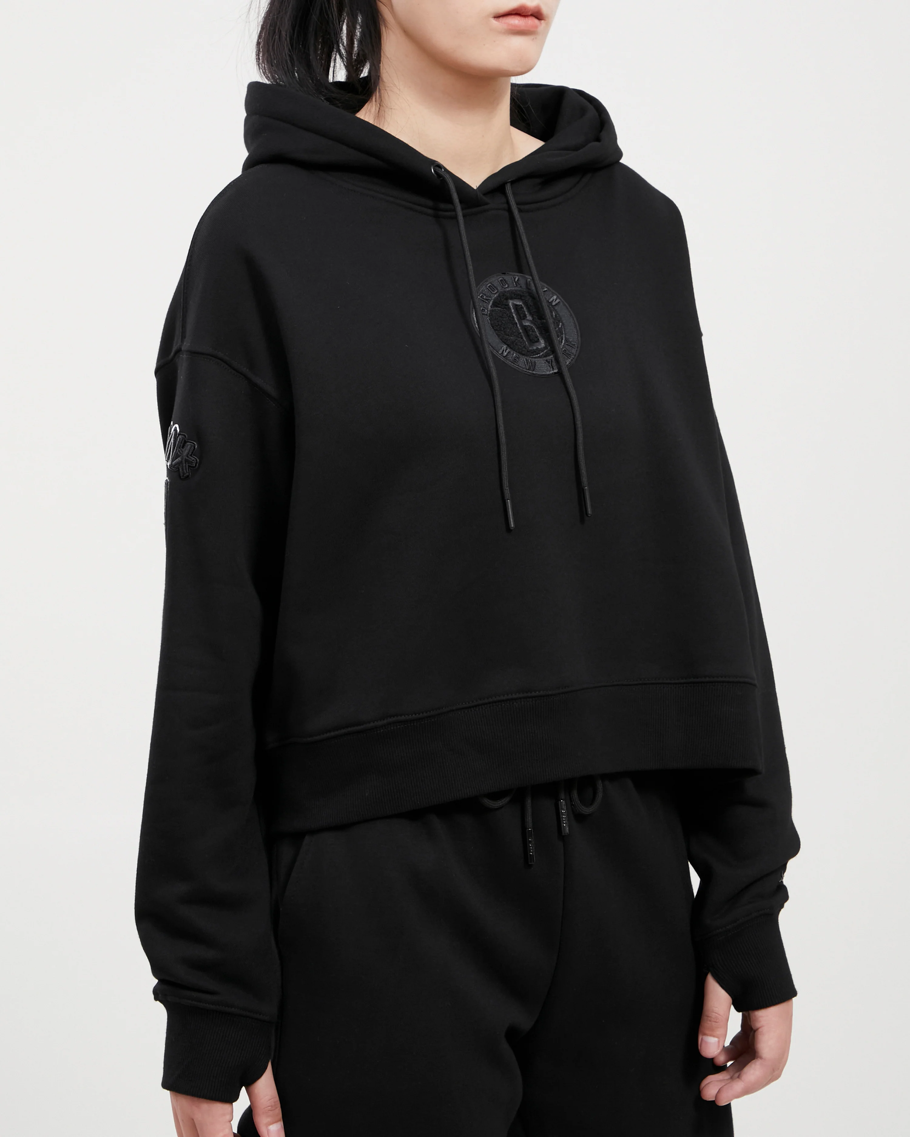 NBA BROOKLYN NETS TRIPLE BLACK WOMEN'S CROPPED PULLOVER HOODIE (TRIPLE BLACK) - Image 10