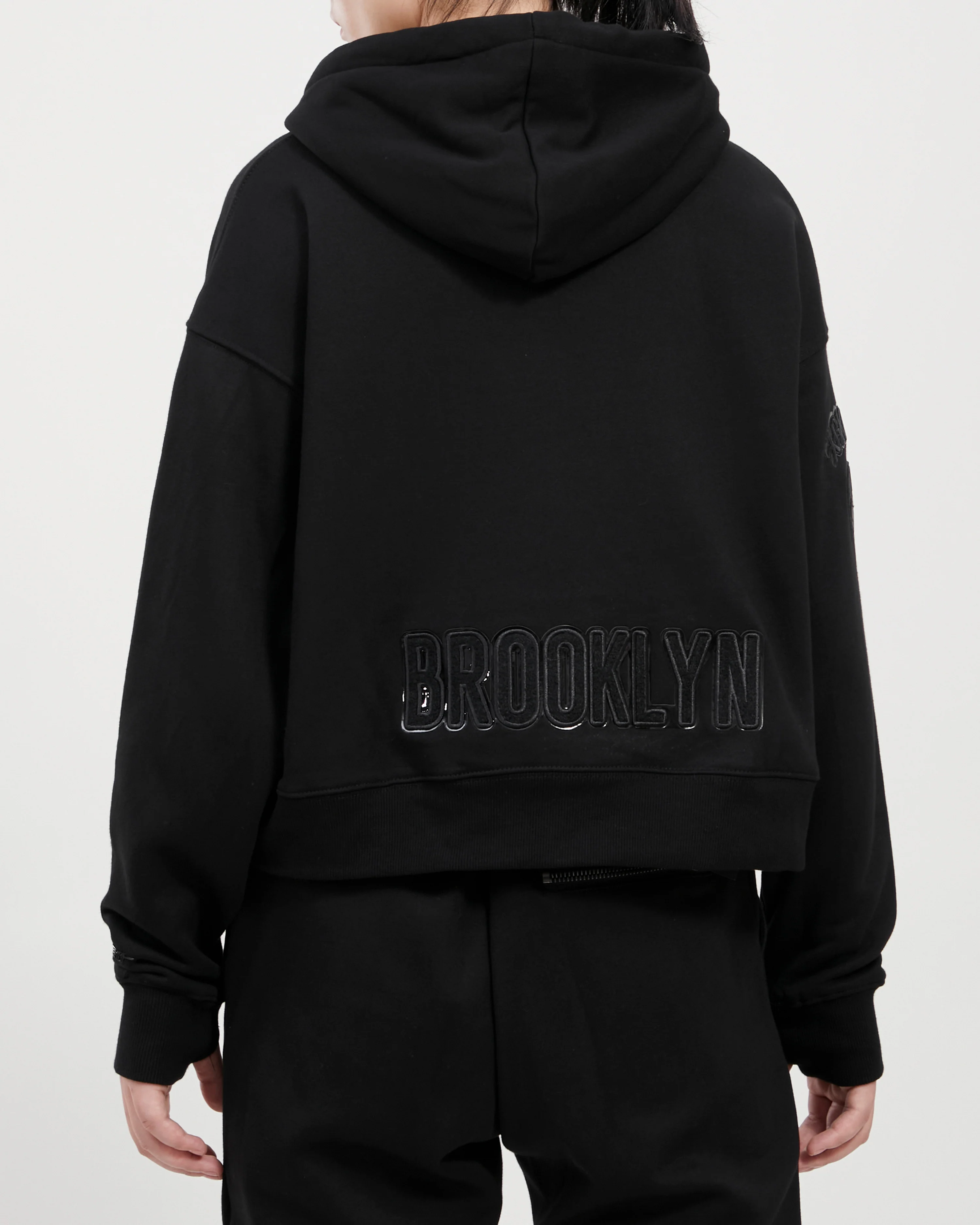 NBA BROOKLYN NETS TRIPLE BLACK WOMEN'S CROPPED PULLOVER HOODIE (TRIPLE BLACK) - Image 11