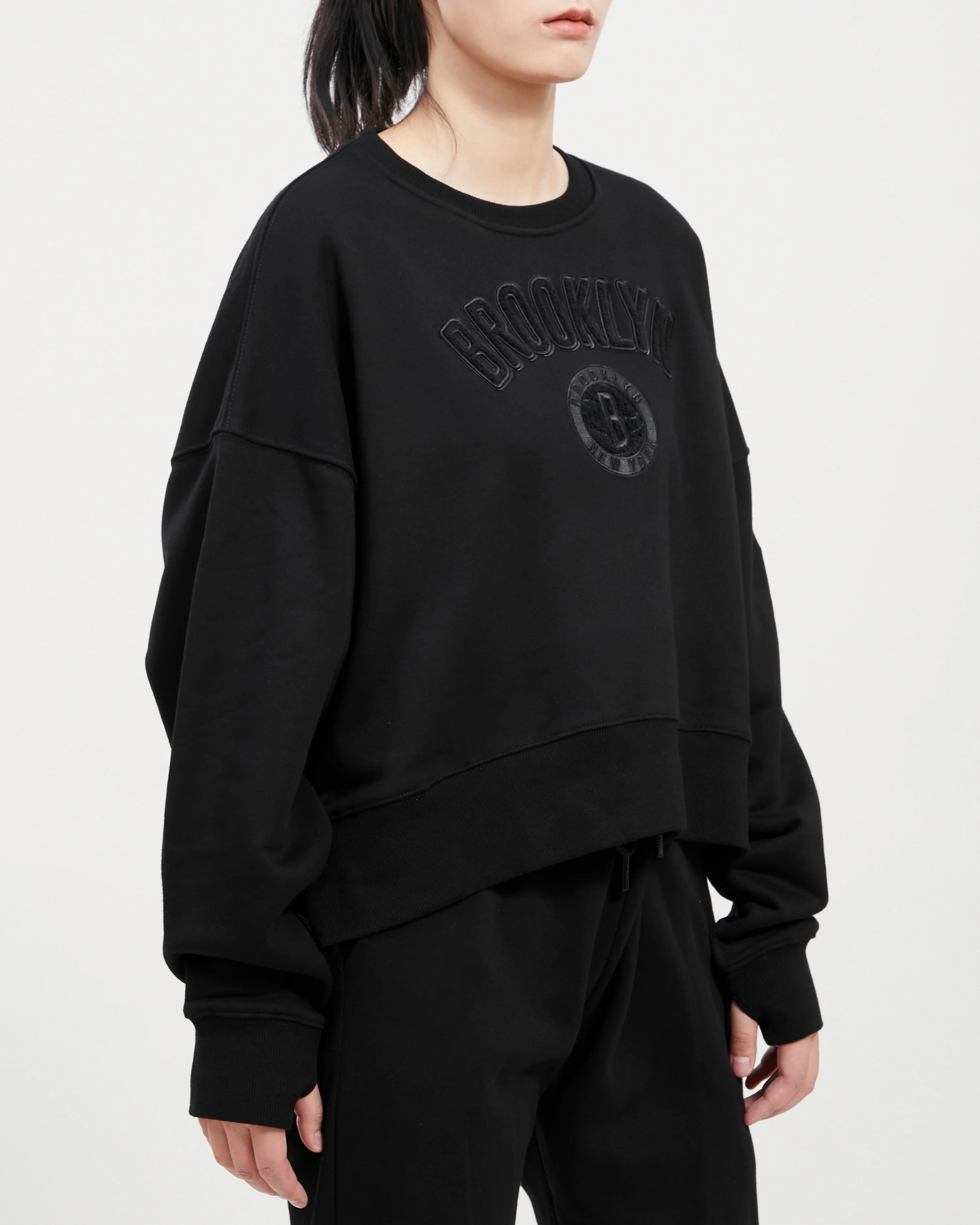 NBA BROOKLYN NETS TRIPLE BLACK WOMEN'S CREWNECK (TRIPLE BLACK) - Image 10