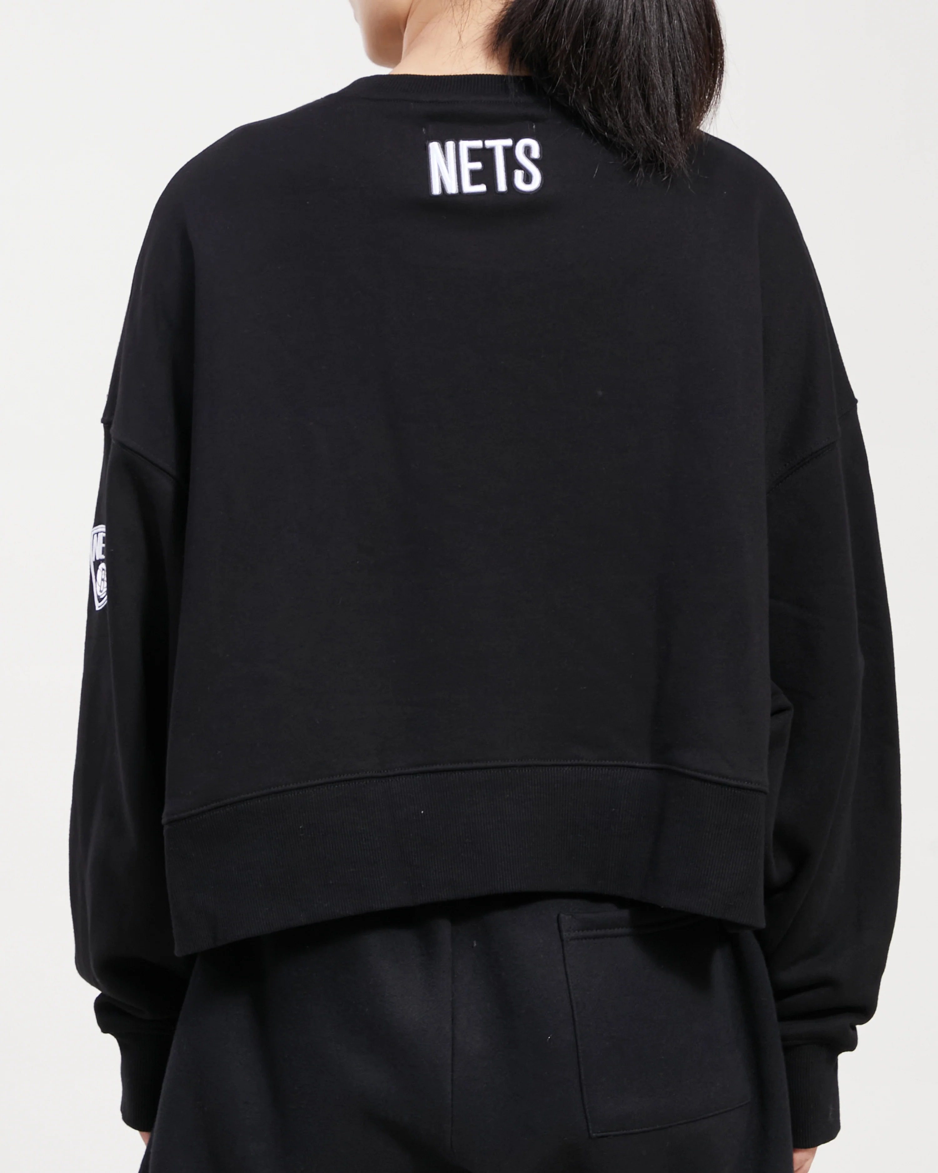 NBA BROOKLYN NETS CLASSIC WOMEN'S CREWNECK (BLACK) - Image 11