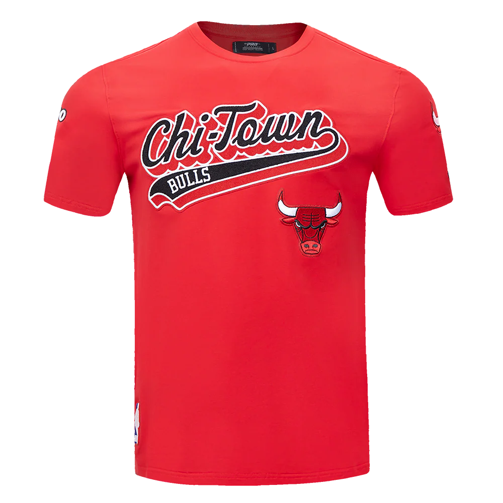 NBA CHICAGO BULLS SCRIPT TAIL MEN'S   TEE (RED)
