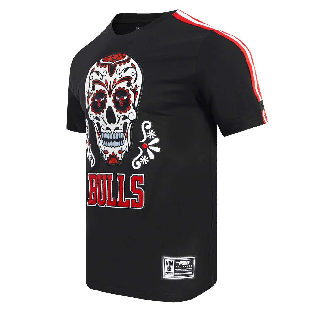 NBA CHICAGO BULLS SUGAR SKULL MEN'S SINGLE JERSEY STRIPED TEE (BLACK/RED) - Image 2