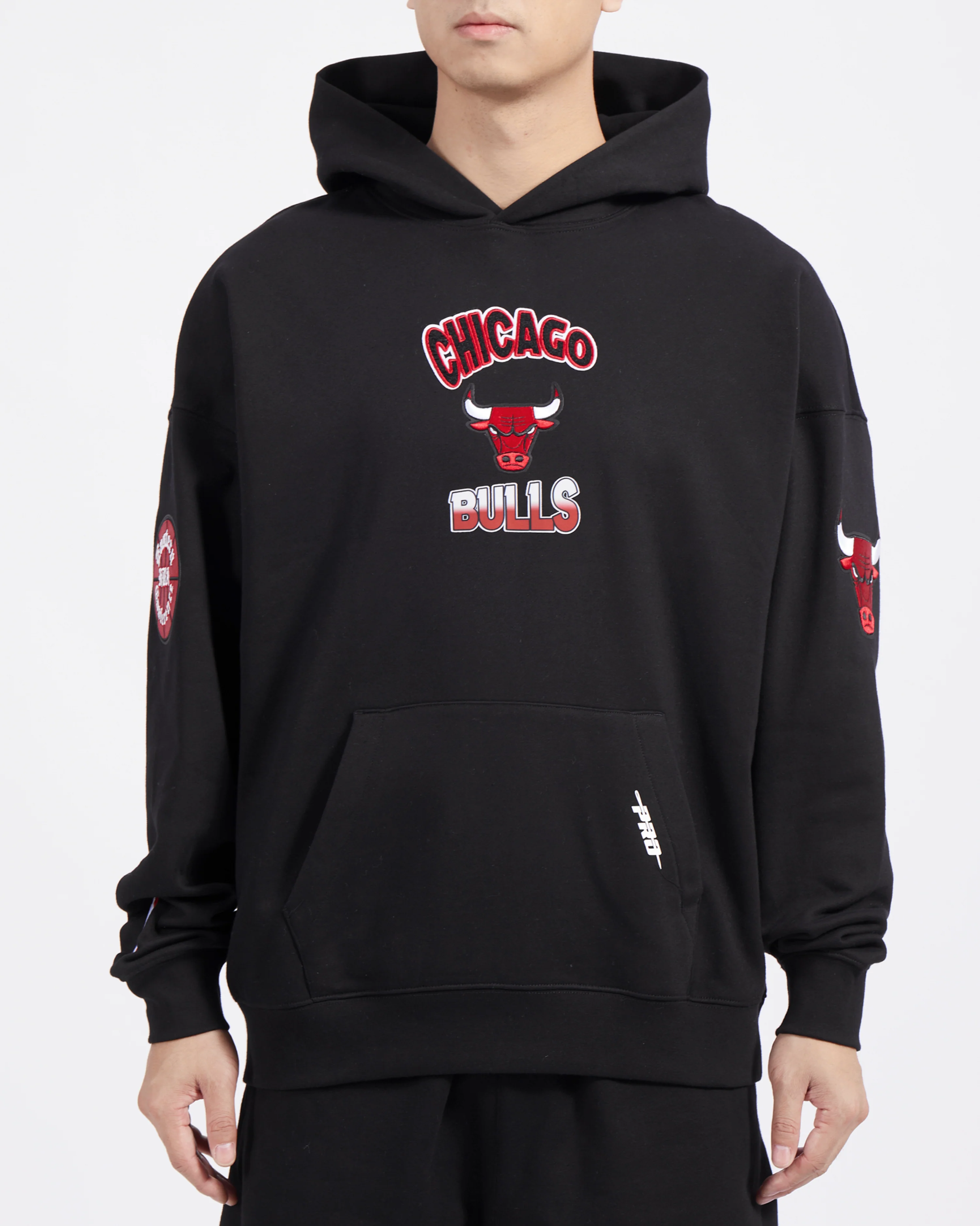 NBA CHICAGO BULLS TURN IT UP MEN'S DROP SHOULDER FLC PO HOODIE (BLACK)