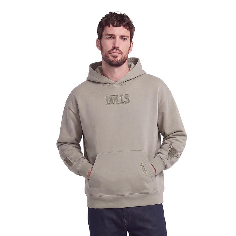 NBA CHICAGO BULLS WINGSPAN MEN'S DROP SHOULDER FLEECE PULLOVER HOODIE (TAUPE) - Image 2