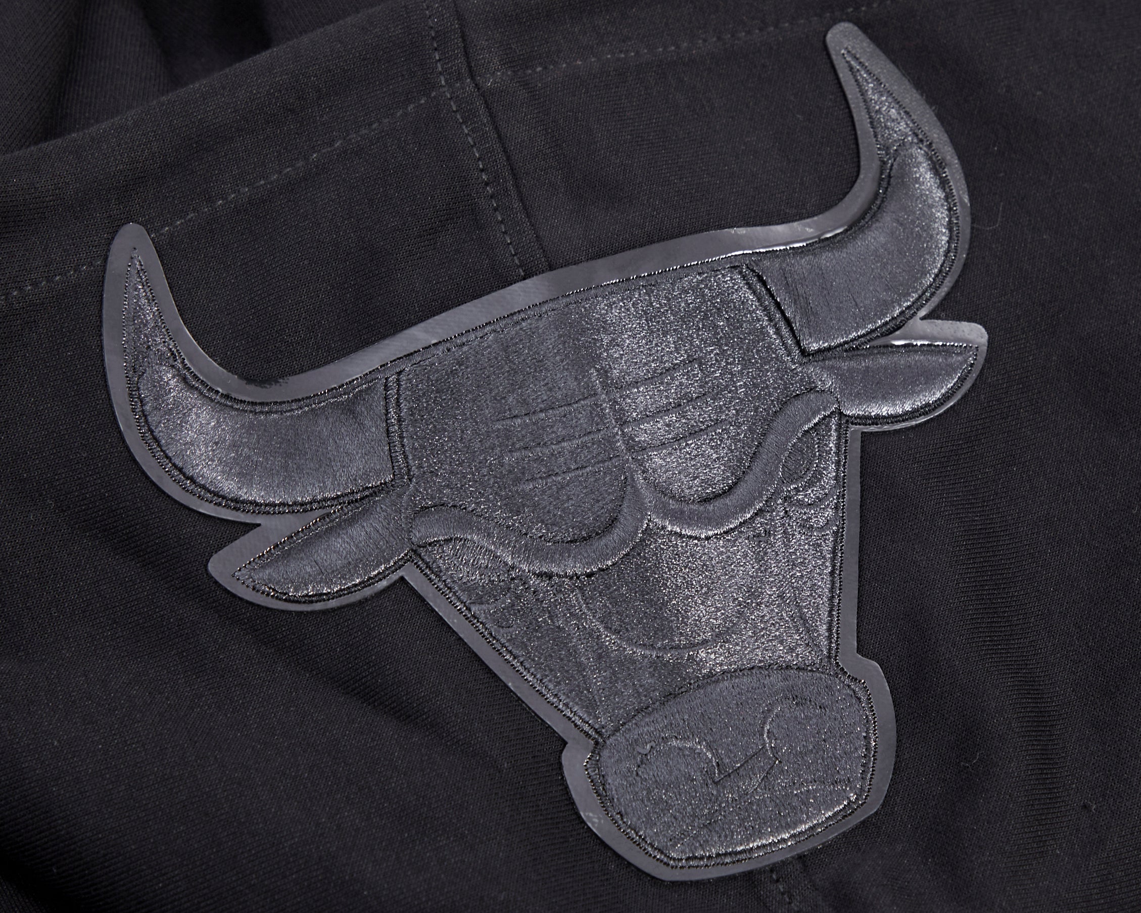 NBA CHICAGO BULLS TRIPLE BLACK LOGO HOODIE (BLACK) - Image 11