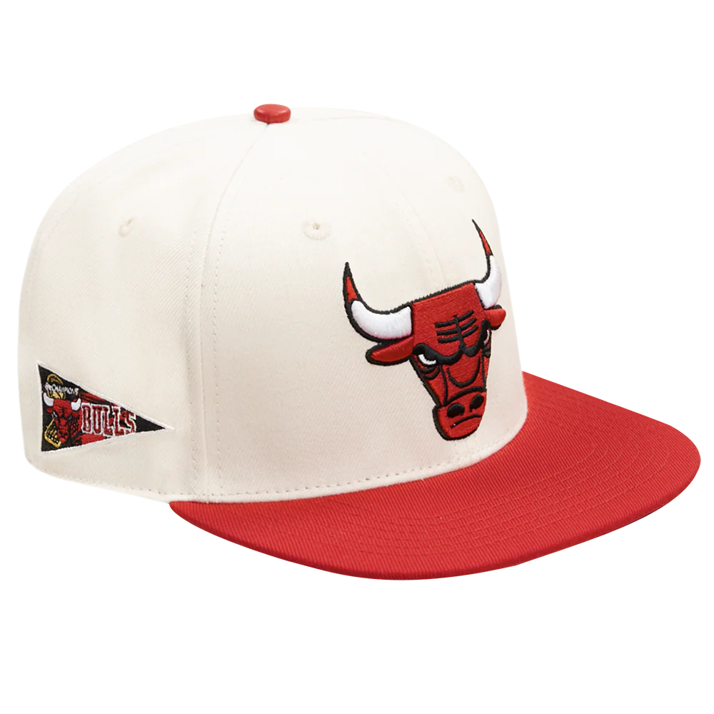 NBA CHICAGO BULLS RETRO CLASSIC UNISEX PRIMARY LOGO WOOL SNAPBACK HAT (EGGSHELL/RED) - Image 2