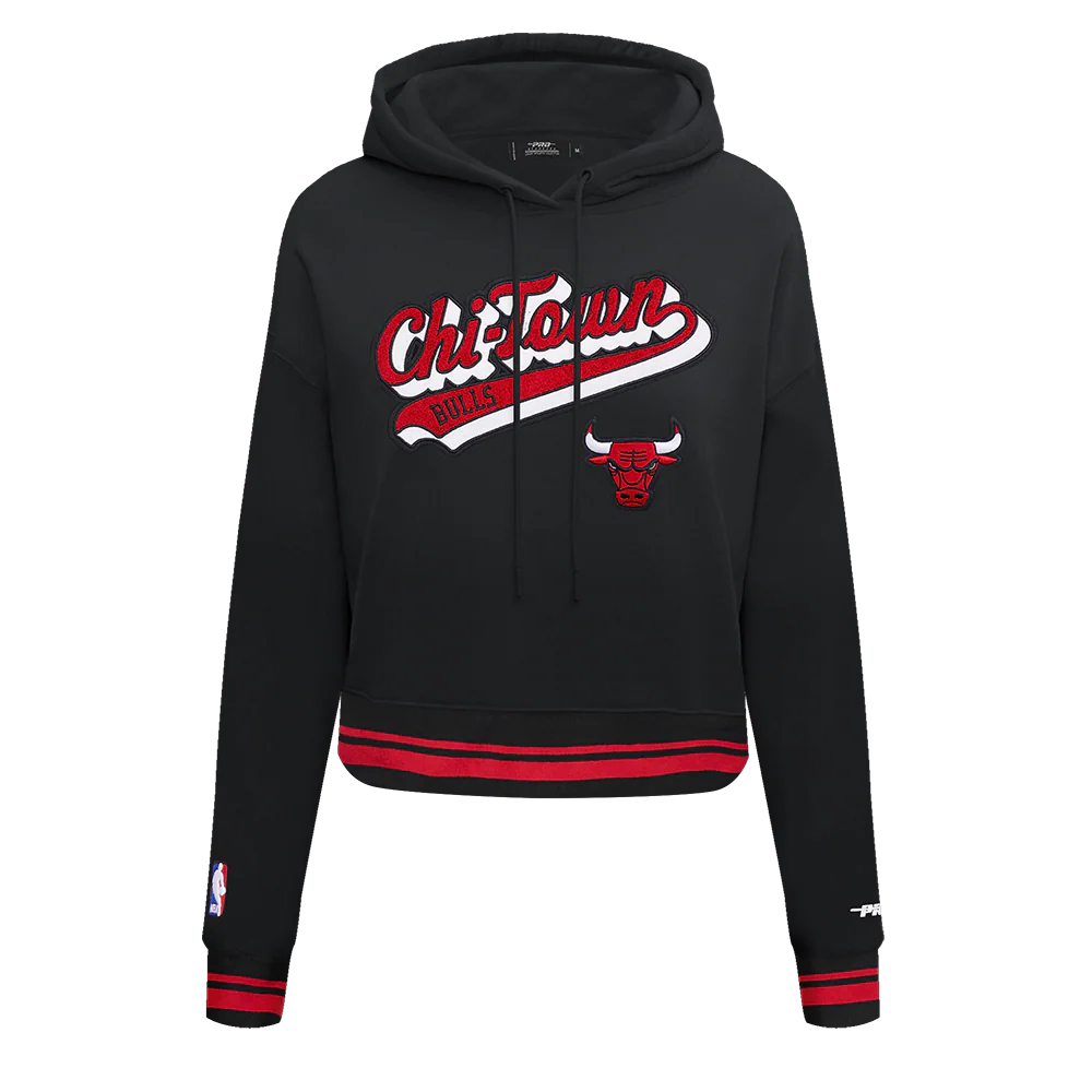 NBA CHICAGO BULLS SCRIPT TAIL WOMEN'S RIB FLEECE CROPPED PULLOVER HOODIE (BLACK/RED/BLACK)