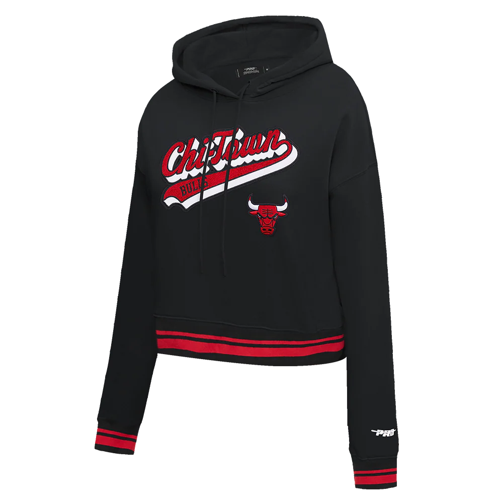NBA CHICAGO BULLS SCRIPT TAIL WOMEN'S RIB FLEECE CROPPED PULLOVER HOODIE (BLACK/RED/BLACK) - Image 2