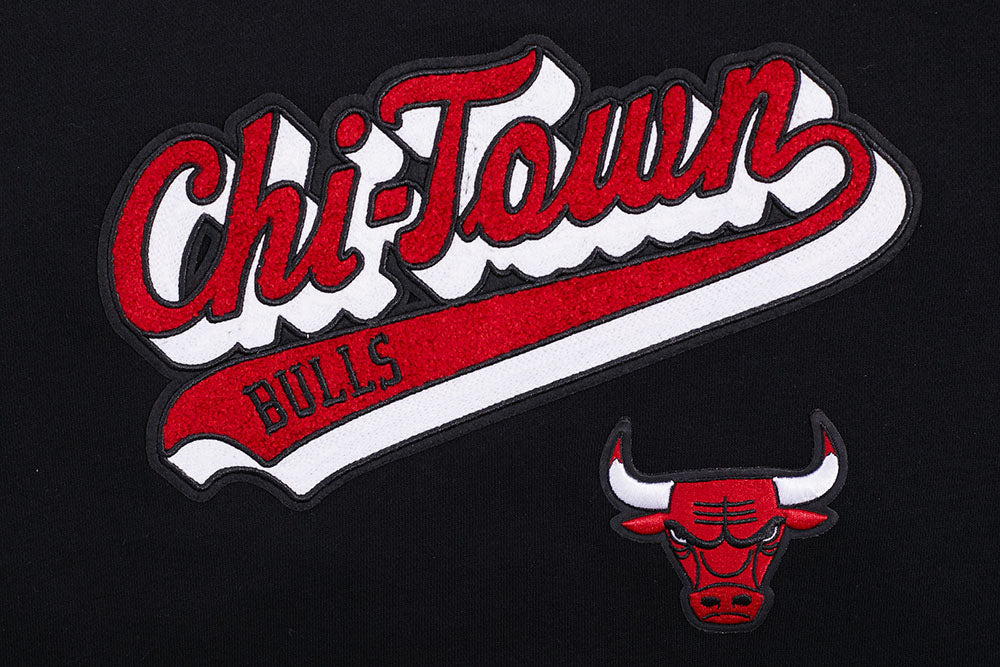 NBA CHICAGO BULLS SCRIPT TAIL WOMEN'S RIB FLEECE CROPPED PULLOVER HOODIE (BLACK/RED/BLACK) - Image 5
