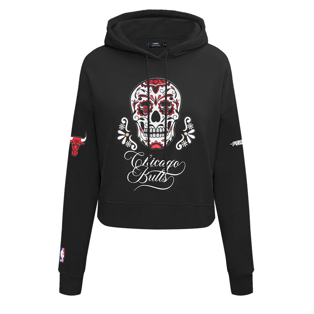 NBA CHICAGO BULLS SUGAR SKULL WOMEN'S FLEECE CROPPED PULLOVER HOODIE (BLACK)