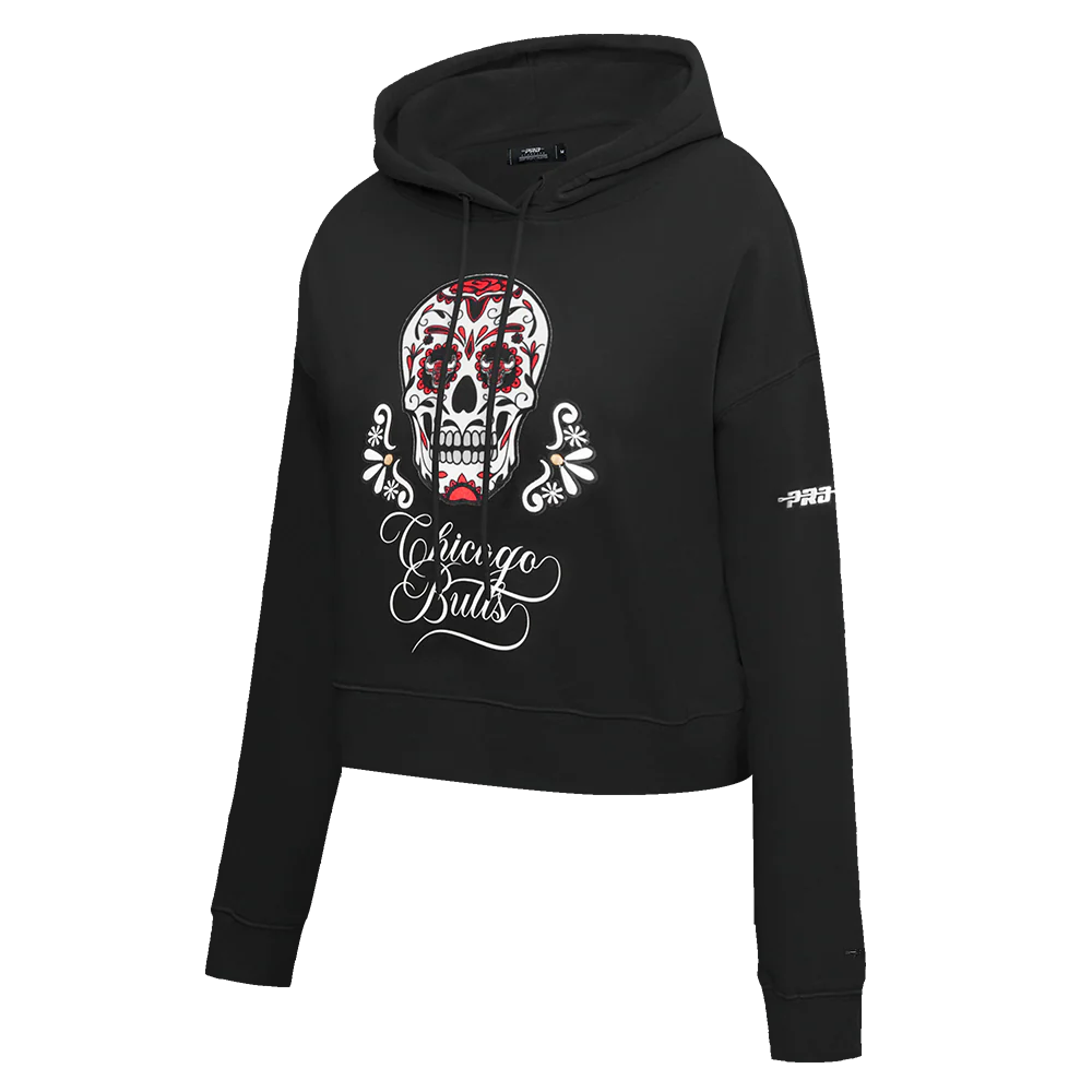 NBA CHICAGO BULLS SUGAR SKULL WOMEN'S FLEECE CROPPED PULLOVER HOODIE (BLACK) - Image 2