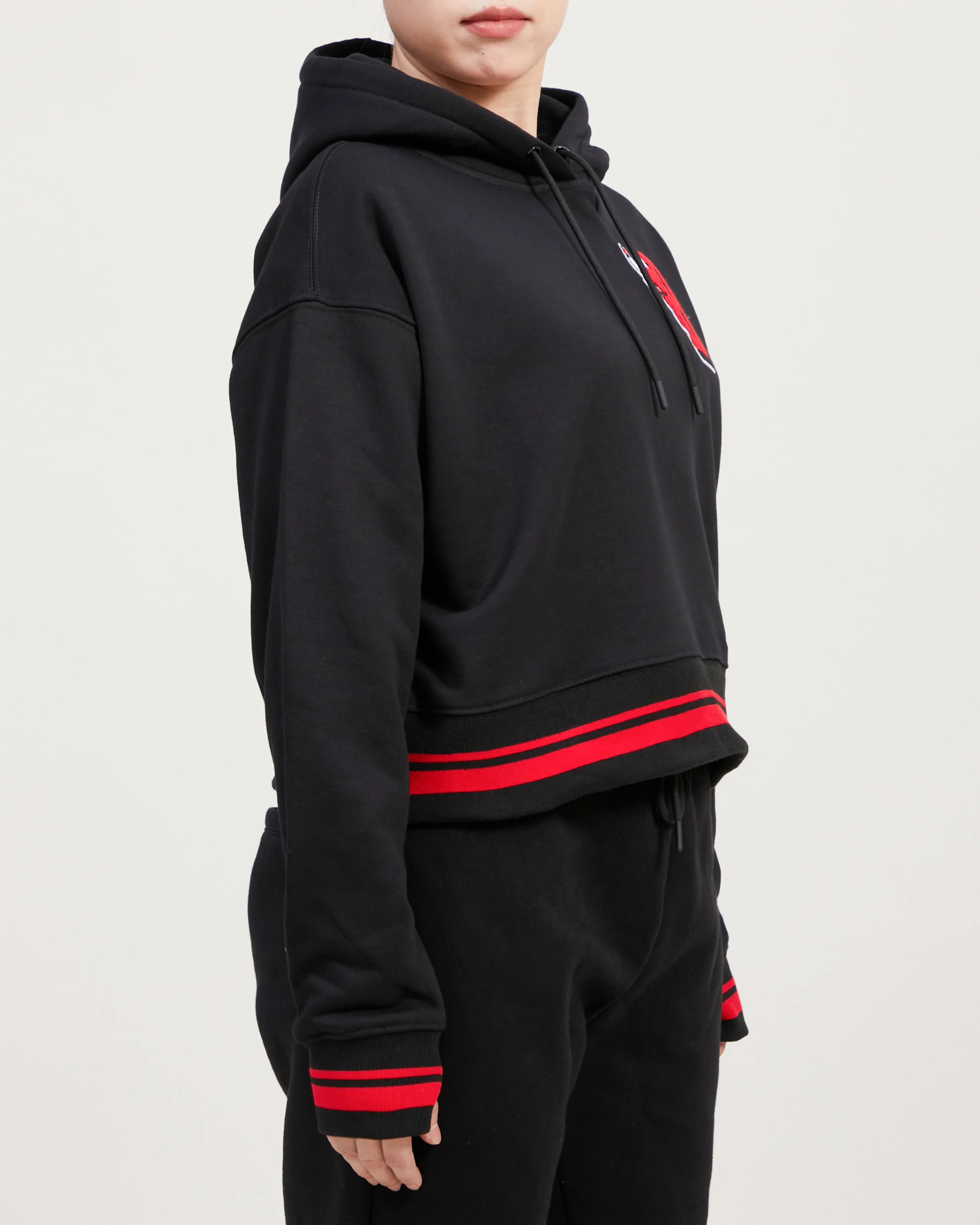 NBA CHICAGO BULLS MASHUP WOMEN'S RIB CROPPED PULLOVER HOODIE (BLACK/RED/BLACK) - Image 10