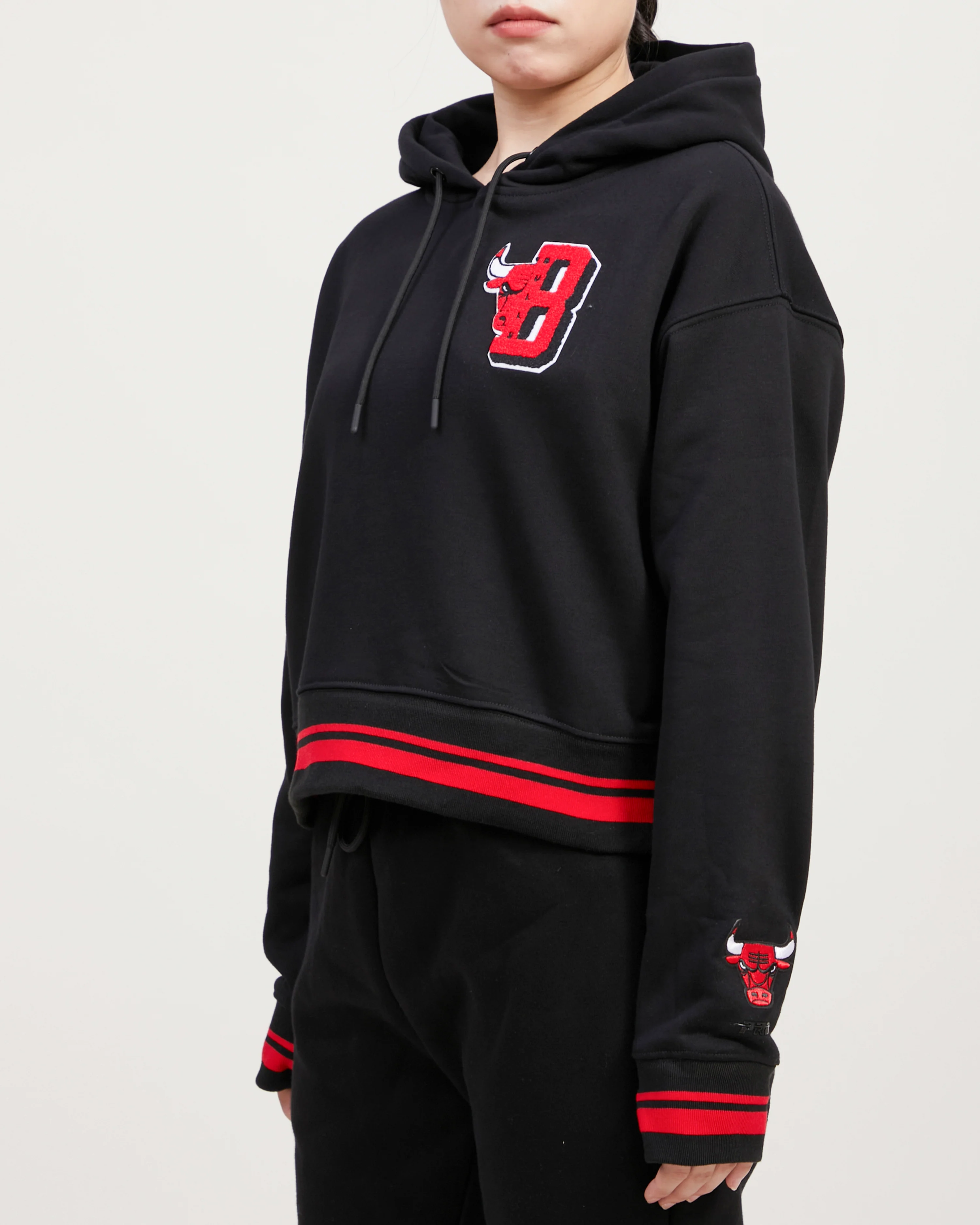 NBA CHICAGO BULLS MASHUP WOMEN'S RIB CROPPED PULLOVER HOODIE (BLACK/RED/BLACK) - Image 11