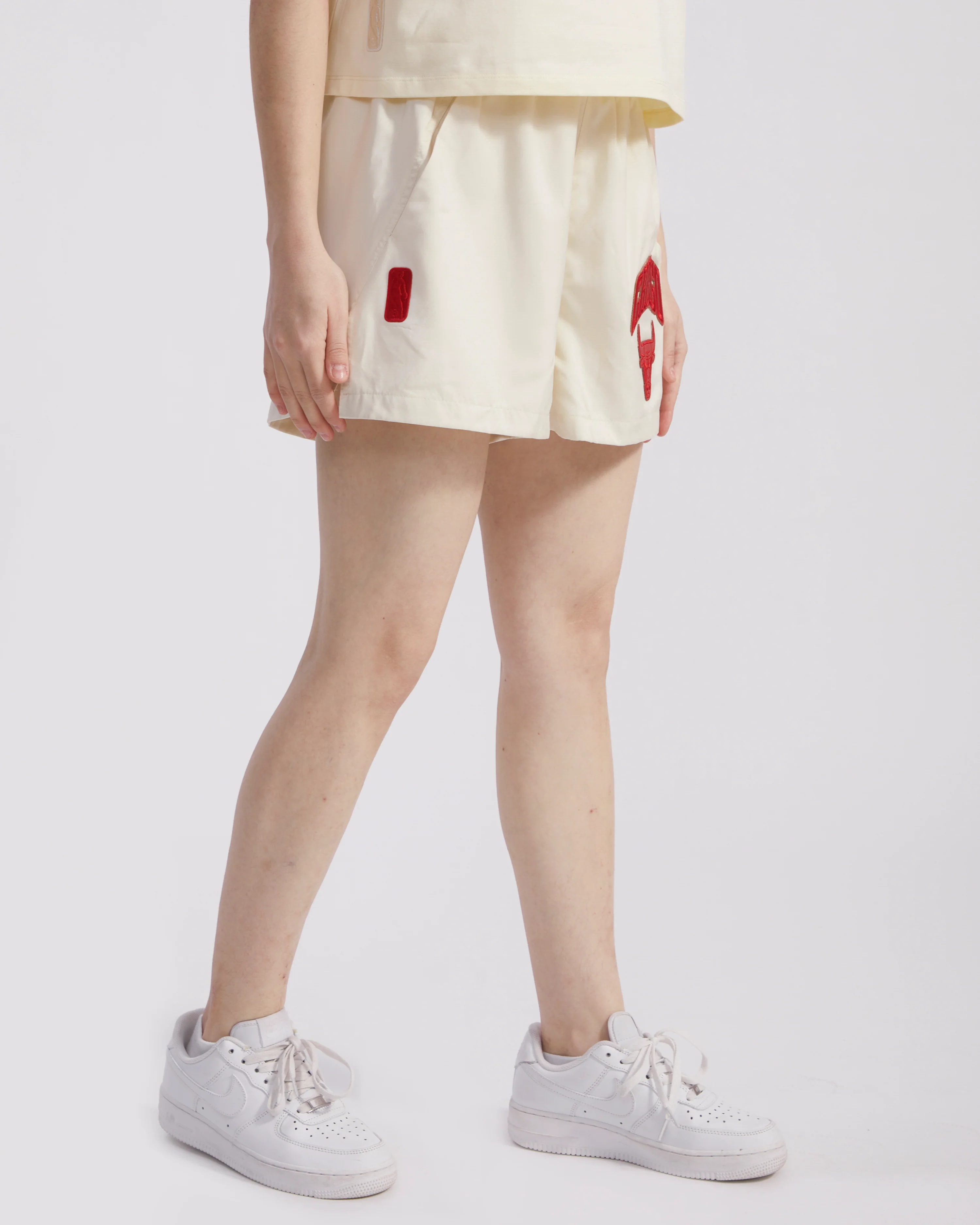 NBA CHICAGO BULLS TRIPLE TONAL WOMEN'S WOVEN SHORT (EGGSHELL) - Image 3
